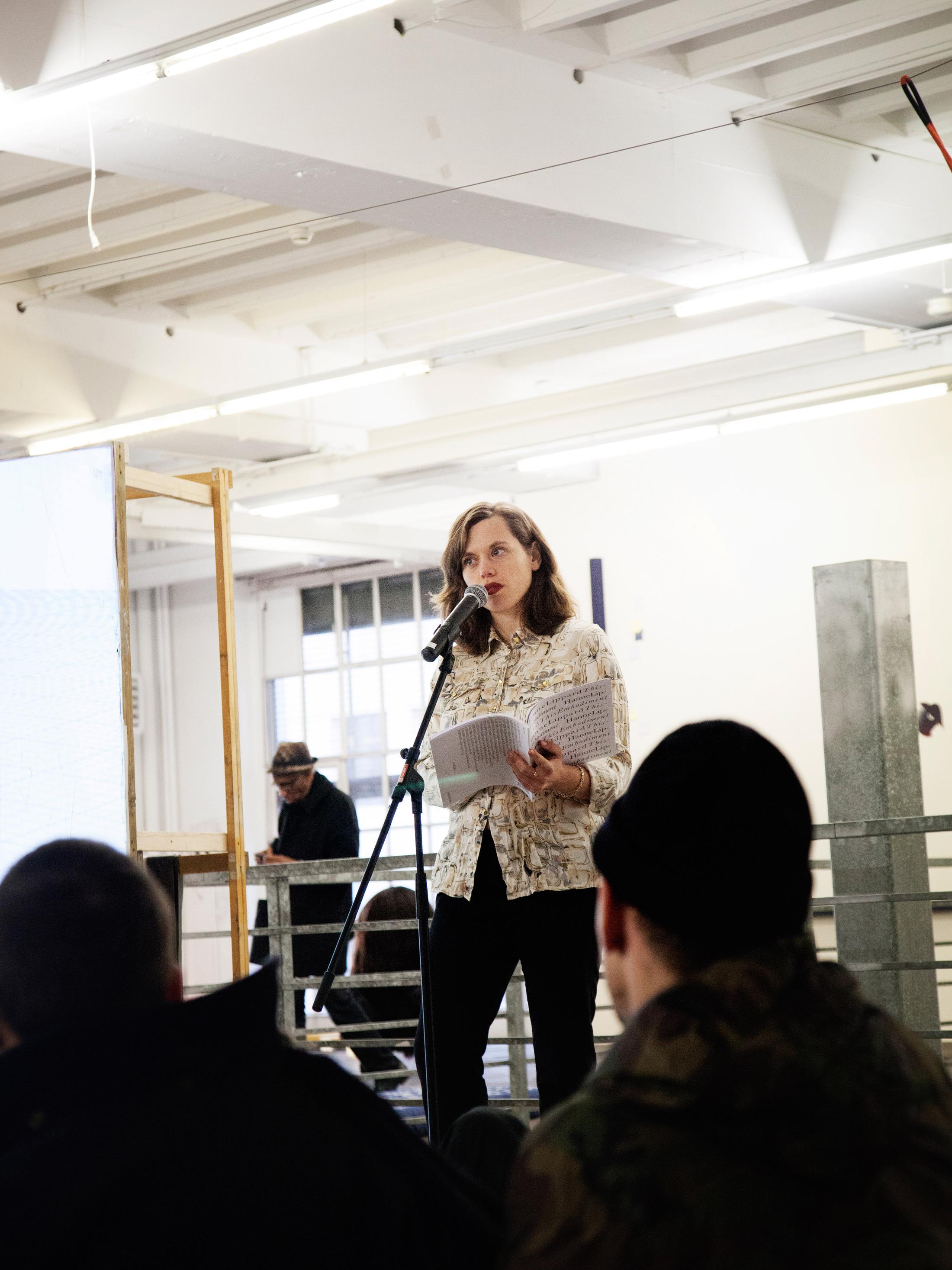 Exhibition View «Hanne Lippard reading / Alpina Huus» at Le Commun, Geneva / © Neige Sanchez, Courtesy the artists