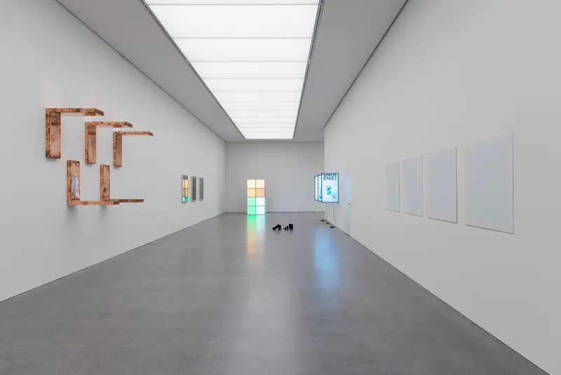 Exhibition View «ALWAYS DIFFERENT, ALWAYS THE SAME» with Walead Beshty, Bethan Huws, Angela Bulloch, !Mediengruppe Bitnik, Rémy Zaugg (f.l.t.r.) / Courtesy: the artists and Bündner Kunstmuseum, Chur