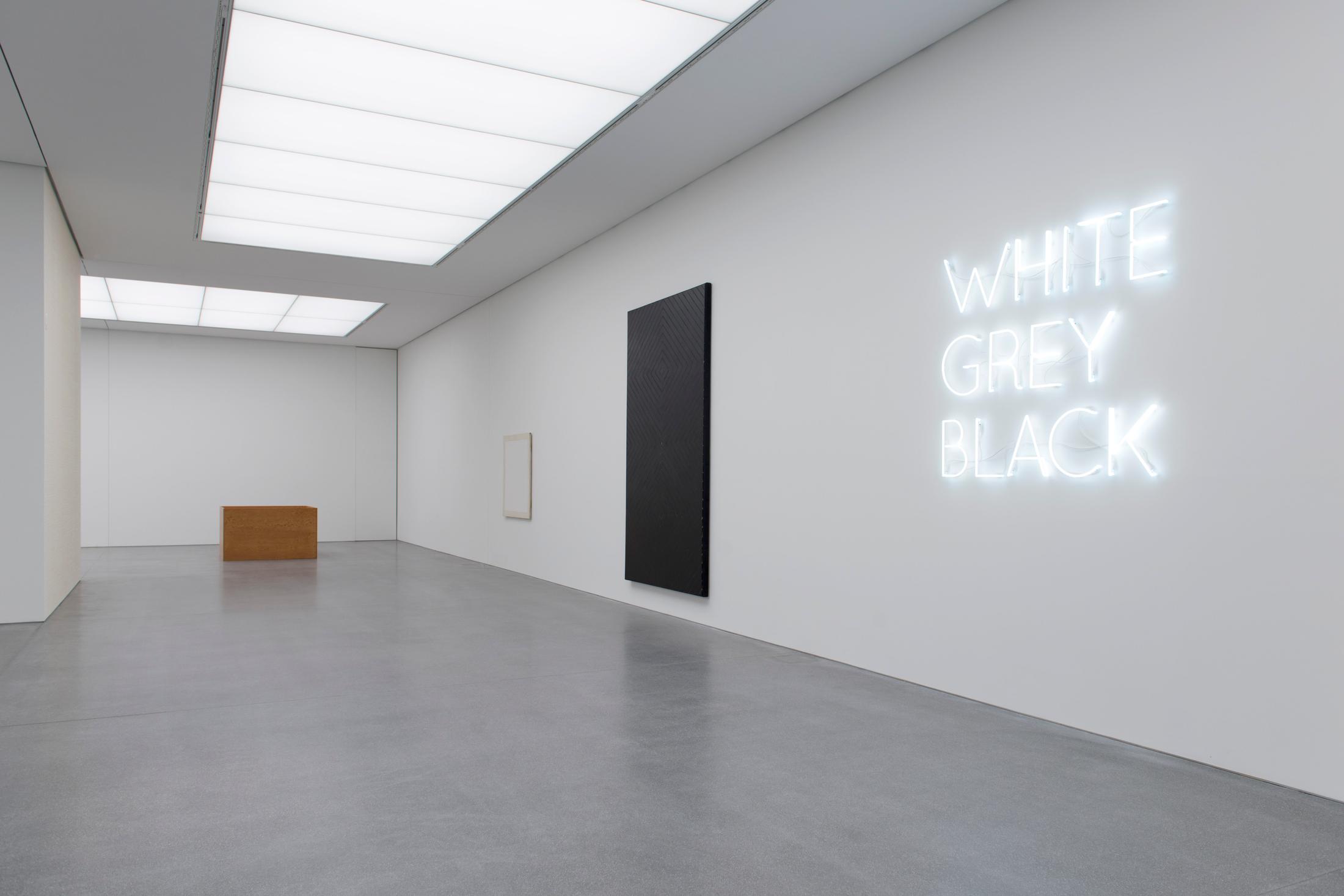 Exhibition View «ALWAYS DIFFERENT, ALWAYS THE SAME» with Sol LeWitt (on left wall), Donald Judd, Robert Ryman, Frank Stella, Bethan Huws (f.l.t.r.) / Courtesy: the artists and Bündner Kunstmuseum, Chur