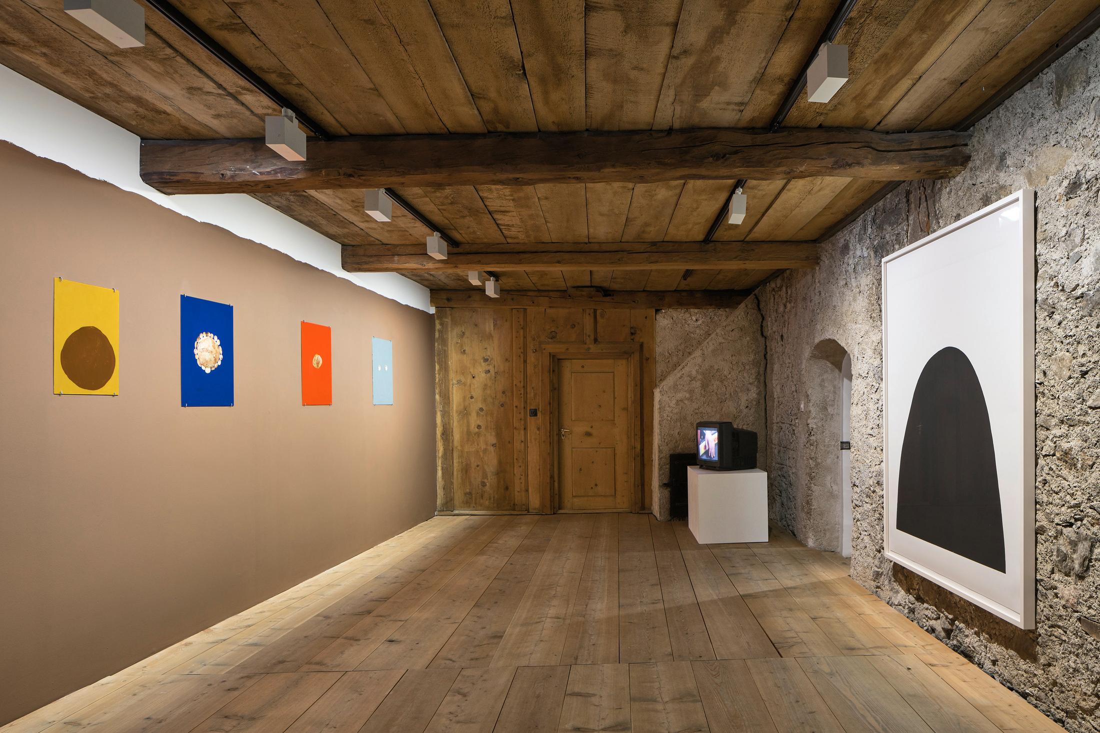 Installation View Andrea Büttner at Galerie Tschudi / Courtesy: Galerie Tschudi, Zuoz and the artist