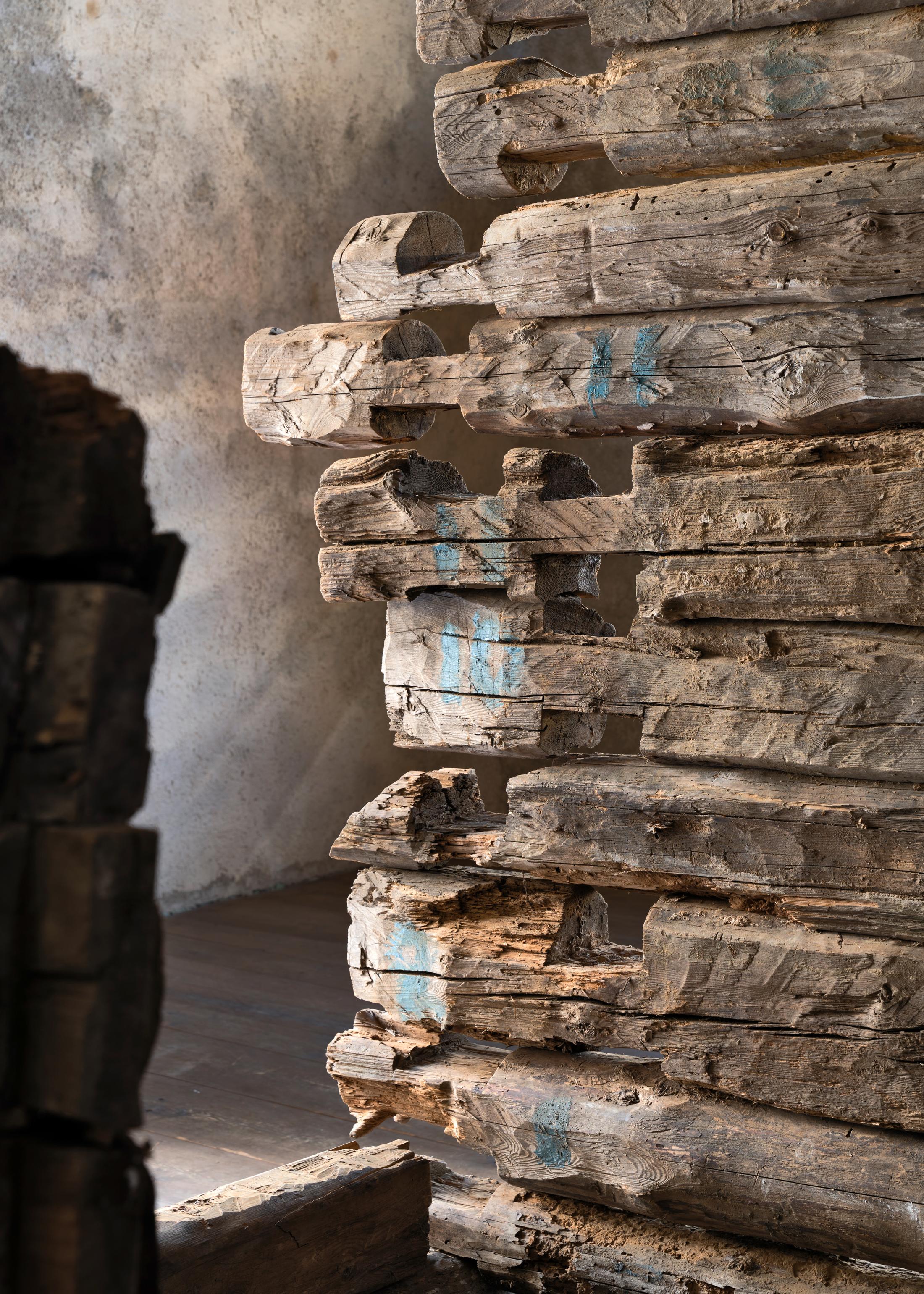 Exhibition View Augustas Serapinas Solo Show «Wood and Snow; view on Augustas Serapinas, Remains of the House from Skirgiškės, 2022, Reclaimed Wood, 370 x 480 x 500 cm» at Galerie Tschudi, Zuoz, 2022-2023 / Photo: Raphael Feiner / Courtesy: the artist and Galerie Tschudi