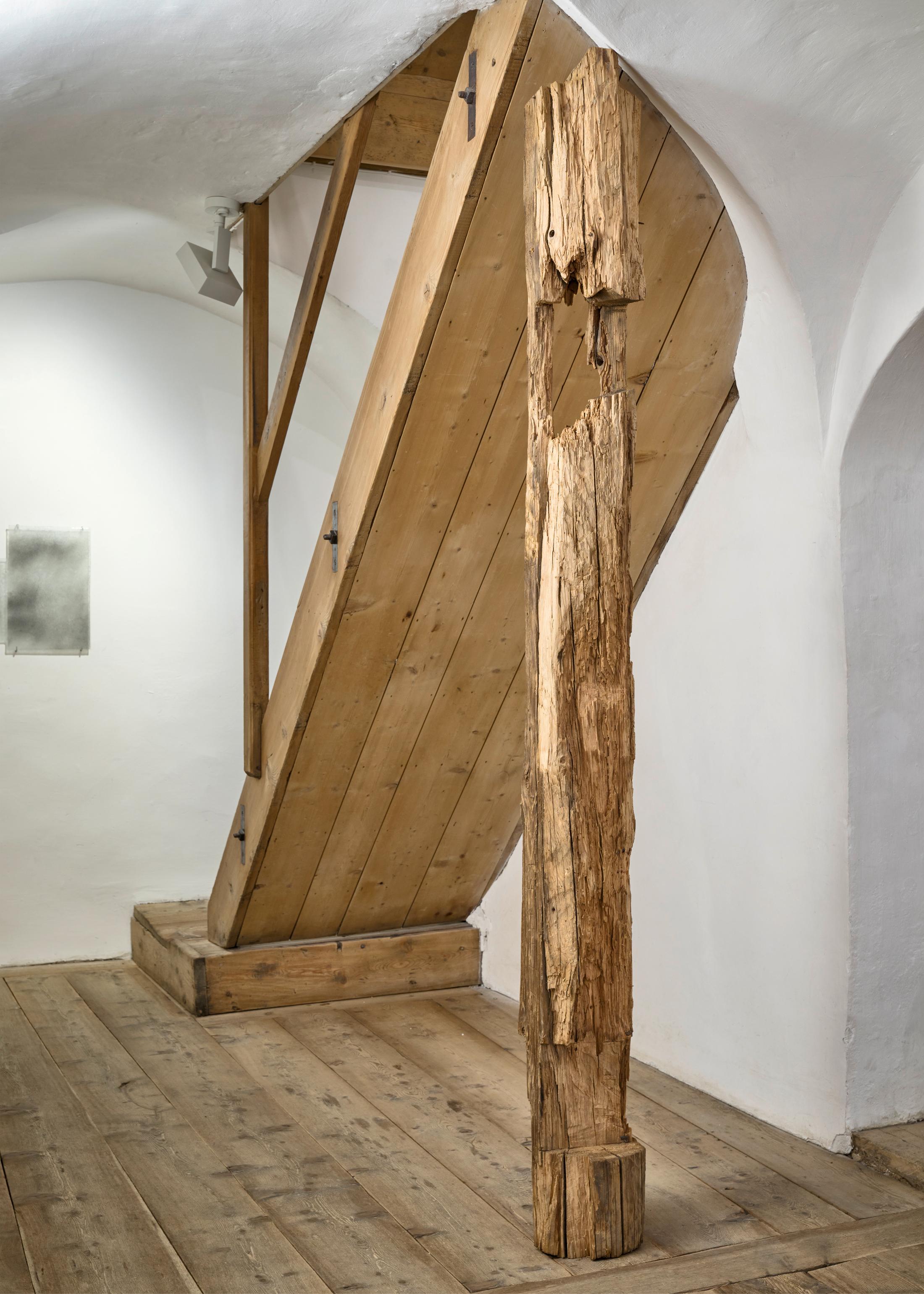 Exhibition View Augustas Serapinas Solo Show «Wood and Snow; view on Augustas Serapinas, Remains of the House from Skirgiškės, 2022, Reclaimed Wood, 370 x 480 x 500 cm» at Galerie Tschudi, Zuoz, 2022-2023 / Photo: Raphael Feiner / Courtesy: the artist and Galerie Tschudi