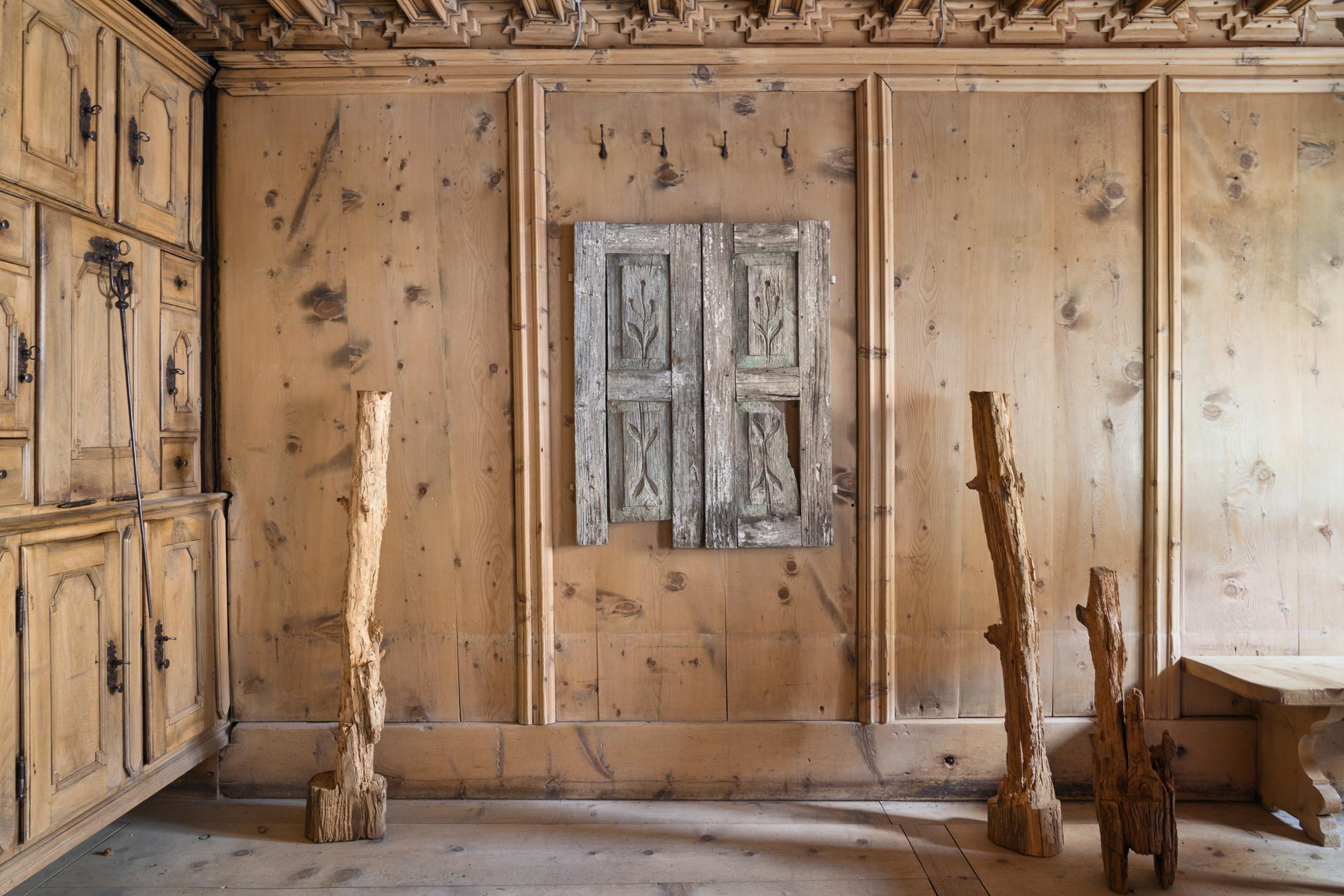 Exhibition View Augustas Serapinas Solo Show «Wood and Snow; view on Augustas Serapinas, Remains of the House from Skirgiškės, 2022, Reclaimed Wood, 370 x 480 x 500 cm» at Galerie Tschudi, Zuoz, 2022-2023 / Photo: Raphael Feiner / Courtesy: the artist and Galerie Tschudi