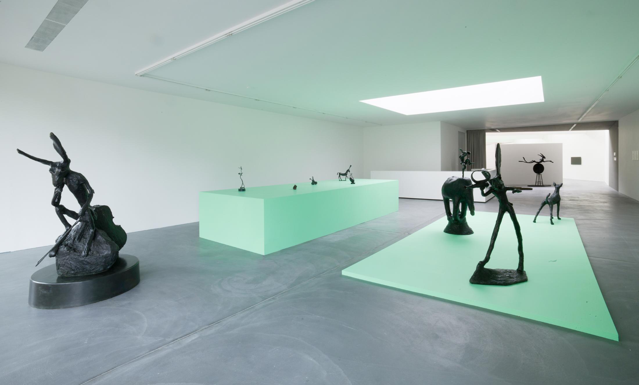 Exhibition View Barry Flanagan Solo Show at von Bartha, Basel, 2021 / Photo: Simon Schwyzer / Courtesy: The Estate of Barry Flanagan and von Bartha