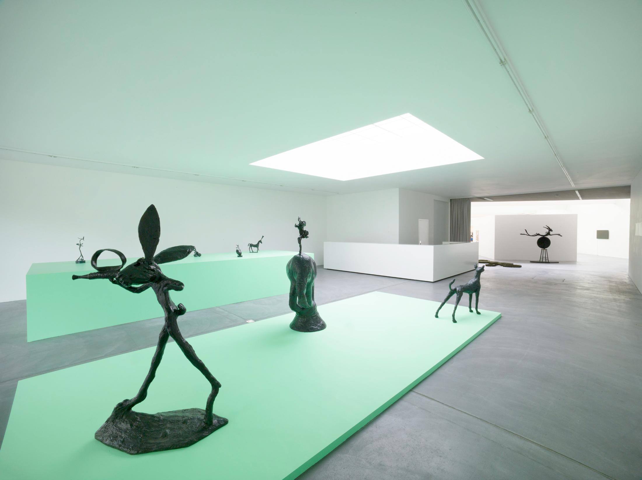 Exhibition View Barry Flanagan Solo Show at von Bartha, Basel, 2021 / Photo: Simon Schwyzer / Courtesy: The Estate of Barry Flanagan and von Bartha