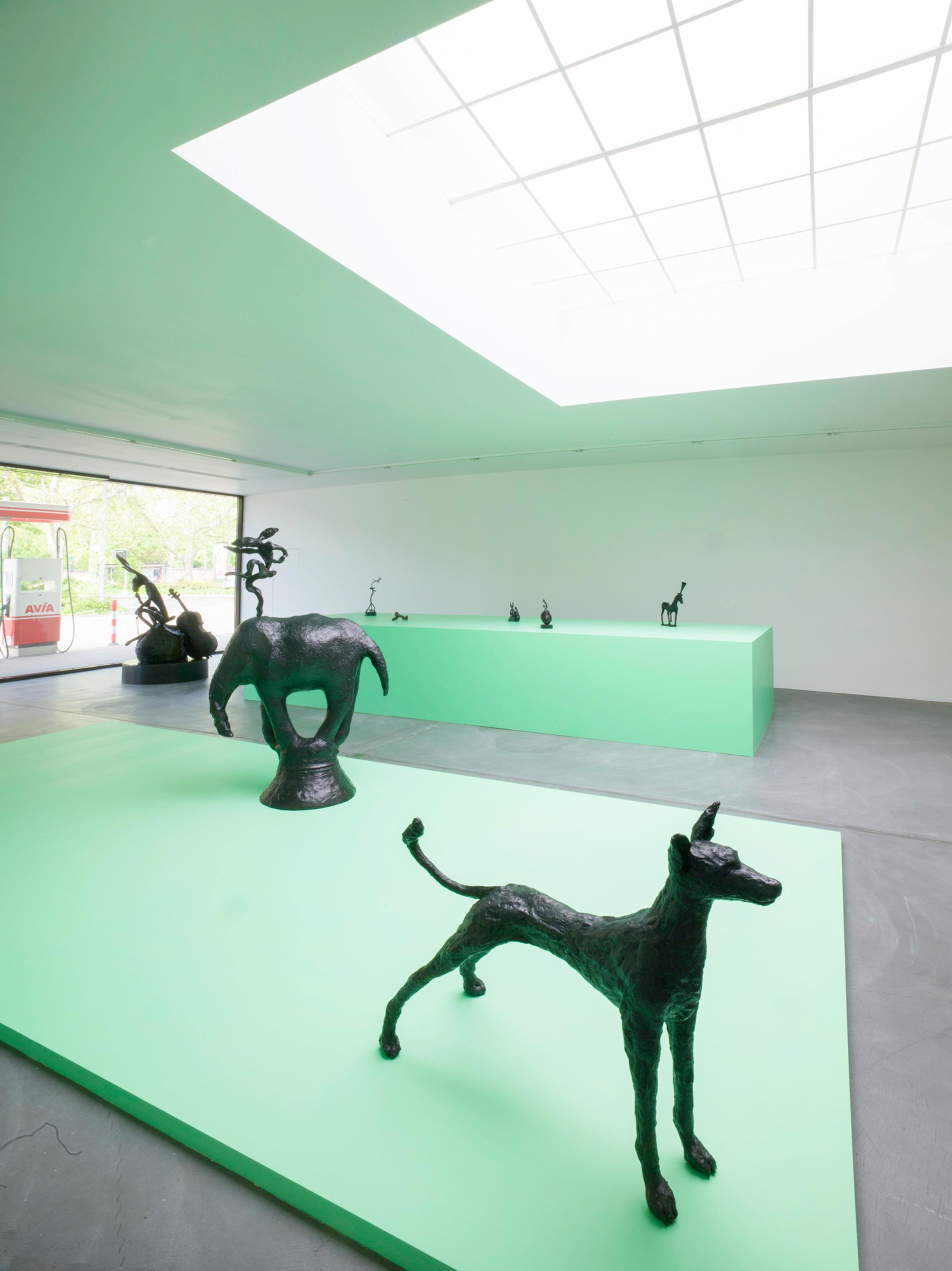 Exhibition View Barry Flanagan Solo Show at von Bartha, Basel, 2021 / Photo: Simon Schwyzer / Courtesy: The Estate of Barry Flanagan and von Bartha