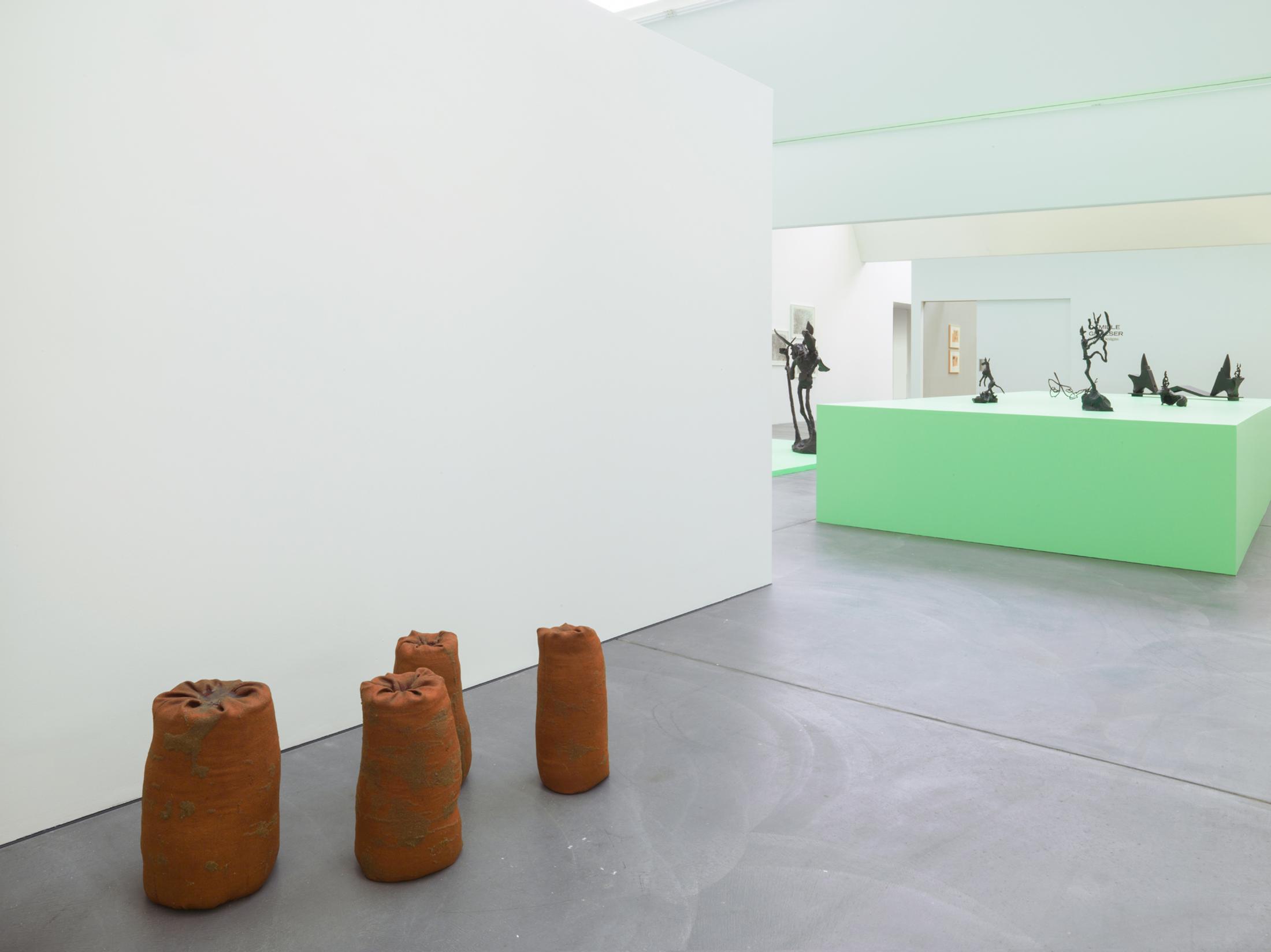 Exhibition View Barry Flanagan Solo Show at von Bartha, Basel, 2021 / Photo: Simon Schwyzer / Courtesy: The Estate of Barry Flanagan and von Bartha