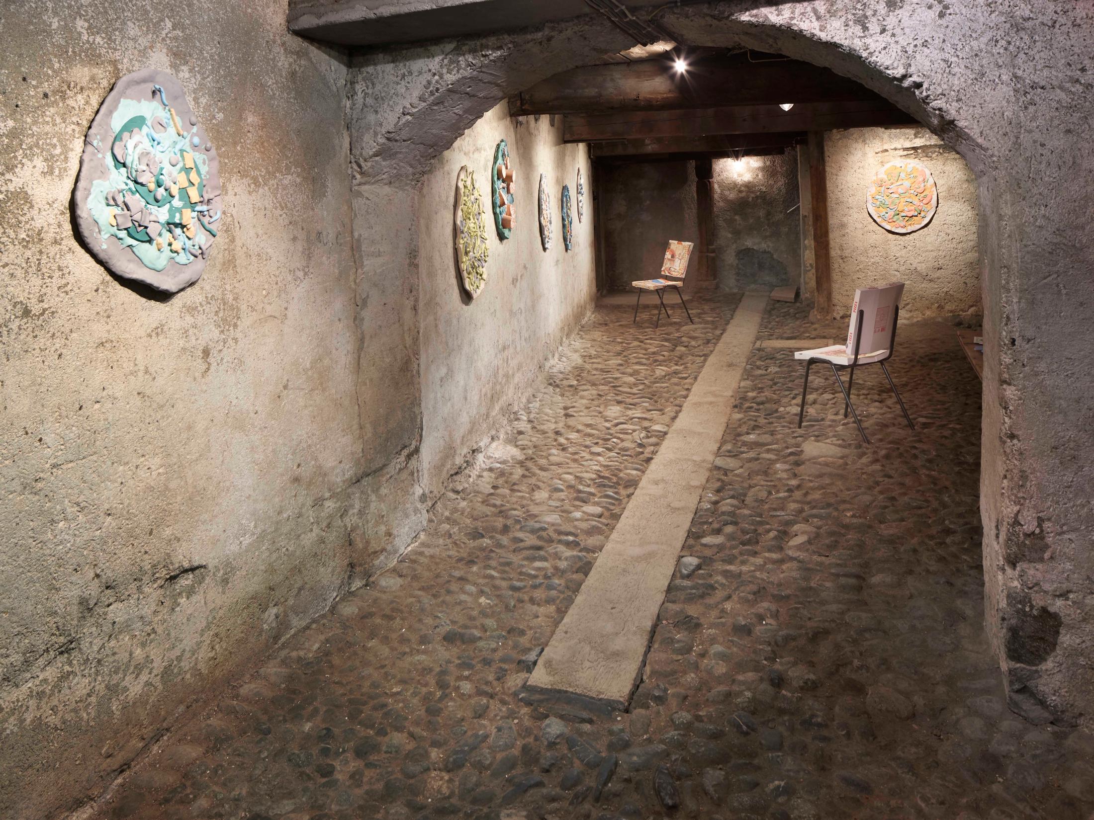 Exhibition View Bastien Aubry Soloshow «Pizzeria Stalletta» at Stalletta Madulain by Windhager von Kaenel / Photo: Franz Rindlisbacher / Courtesy: the artist and Windhager von Kaenel