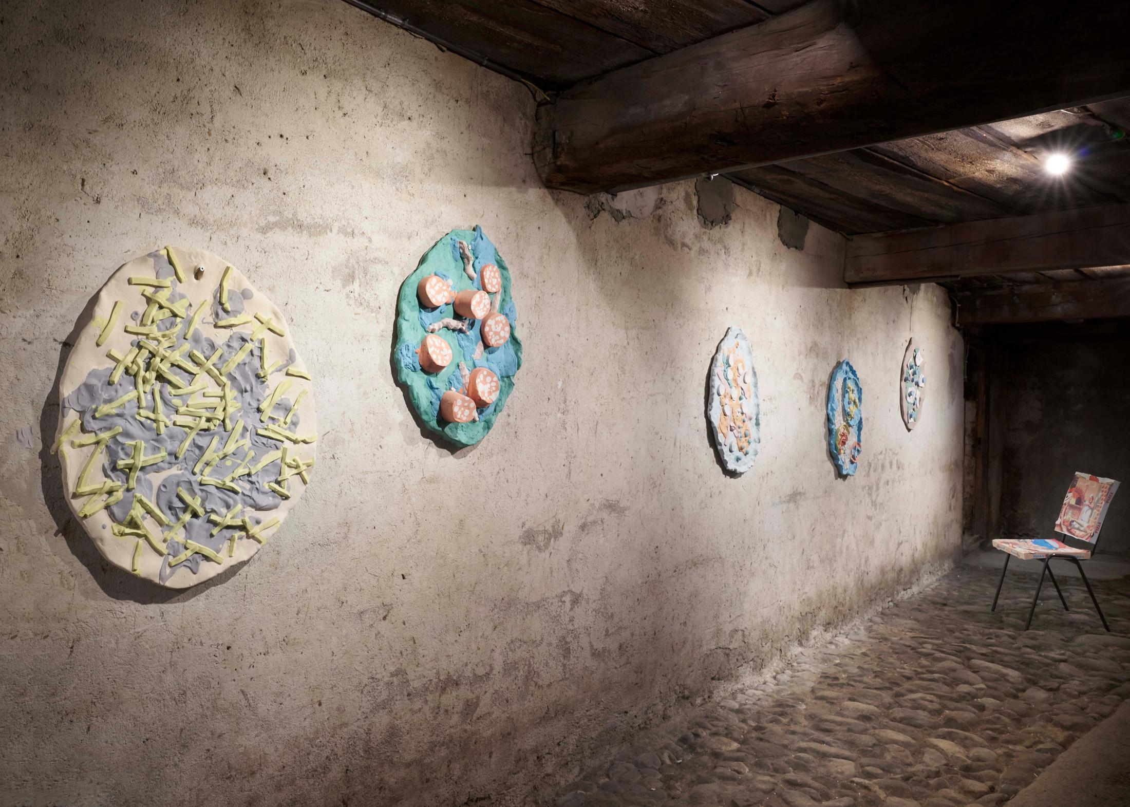 Exhibition View Bastien Aubry Soloshow «Pizzeria Stalletta» at Stalletta Madulain by Windhager von Kaenel / Photo: Franz Rindlisbacher / Courtesy: the artist and Windhager von Kaenel