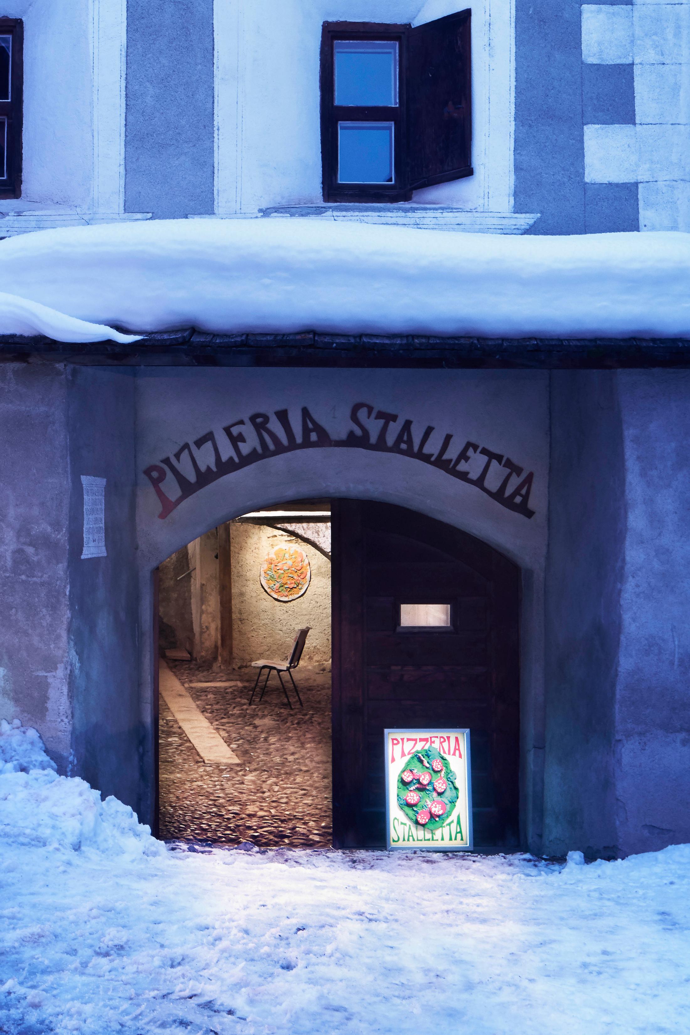 Exhibition View Bastien Aubry Soloshow «Pizzeria Stalletta» at Stalletta Madulain by Windhager von Kaenel / Photo: Franz Rindlisbacher / Courtesy: the artist and Windhager von Kaenel
