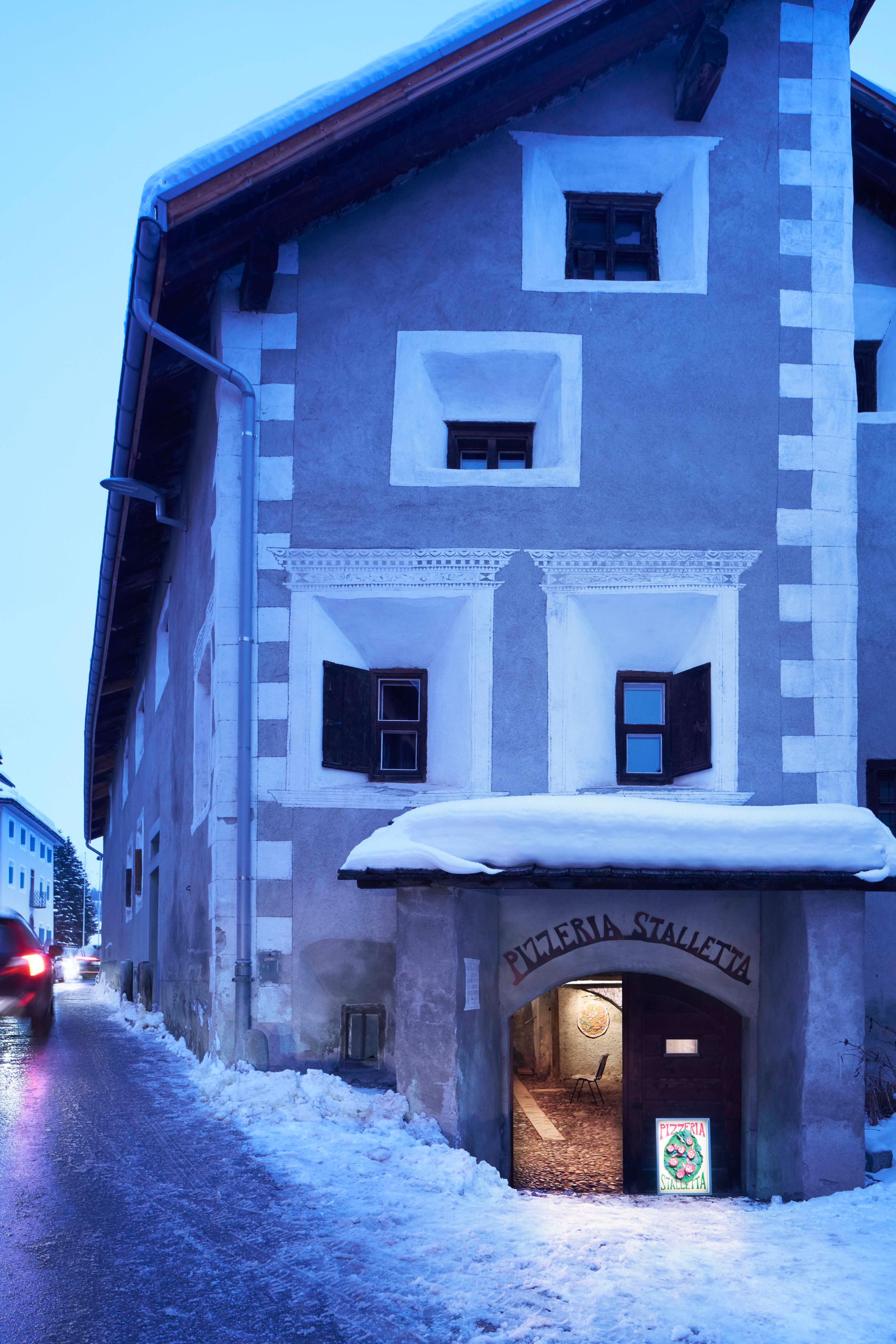 Exhibition View Bastien Aubry Soloshow «Pizzeria Stalletta» at Stalletta Madulain by Windhager von Kaenel / Photo: Franz Rindlisbacher / Courtesy: the artist and Windhager von Kaenel