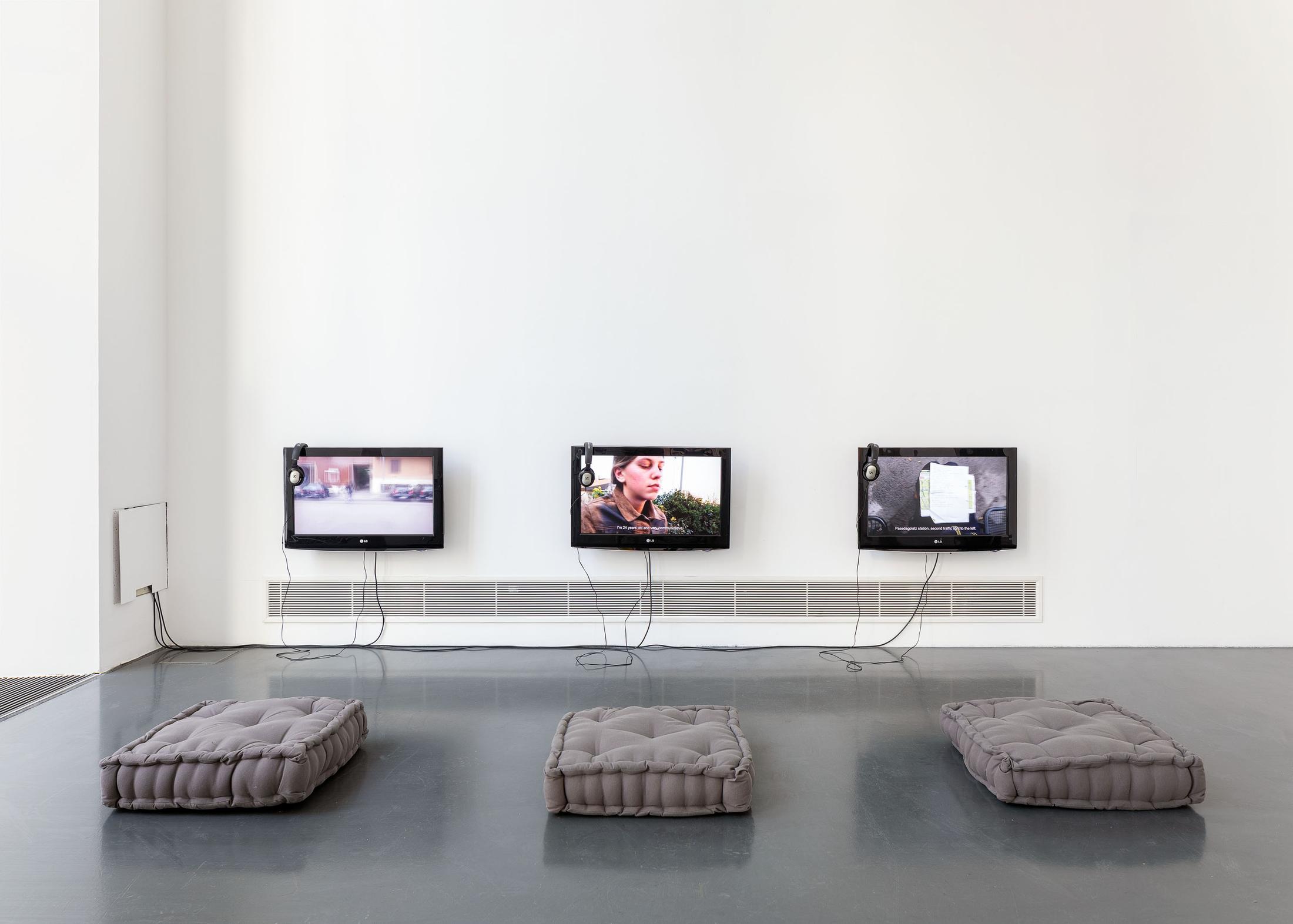 Exhibition View Beatrice Marchi and Mia Sanchez Duo Show «La Città e i Perdigiorno; view on Mia Sanchez, Installation View, Fists Full of Secrets, 2019, Pusher, 2021, Regina of Crossroads, 2021» at Istituto Svizzero, Milan, 2021 / Photo: Giulio Boem / Courtesy: the artists and Instituto Svizzero