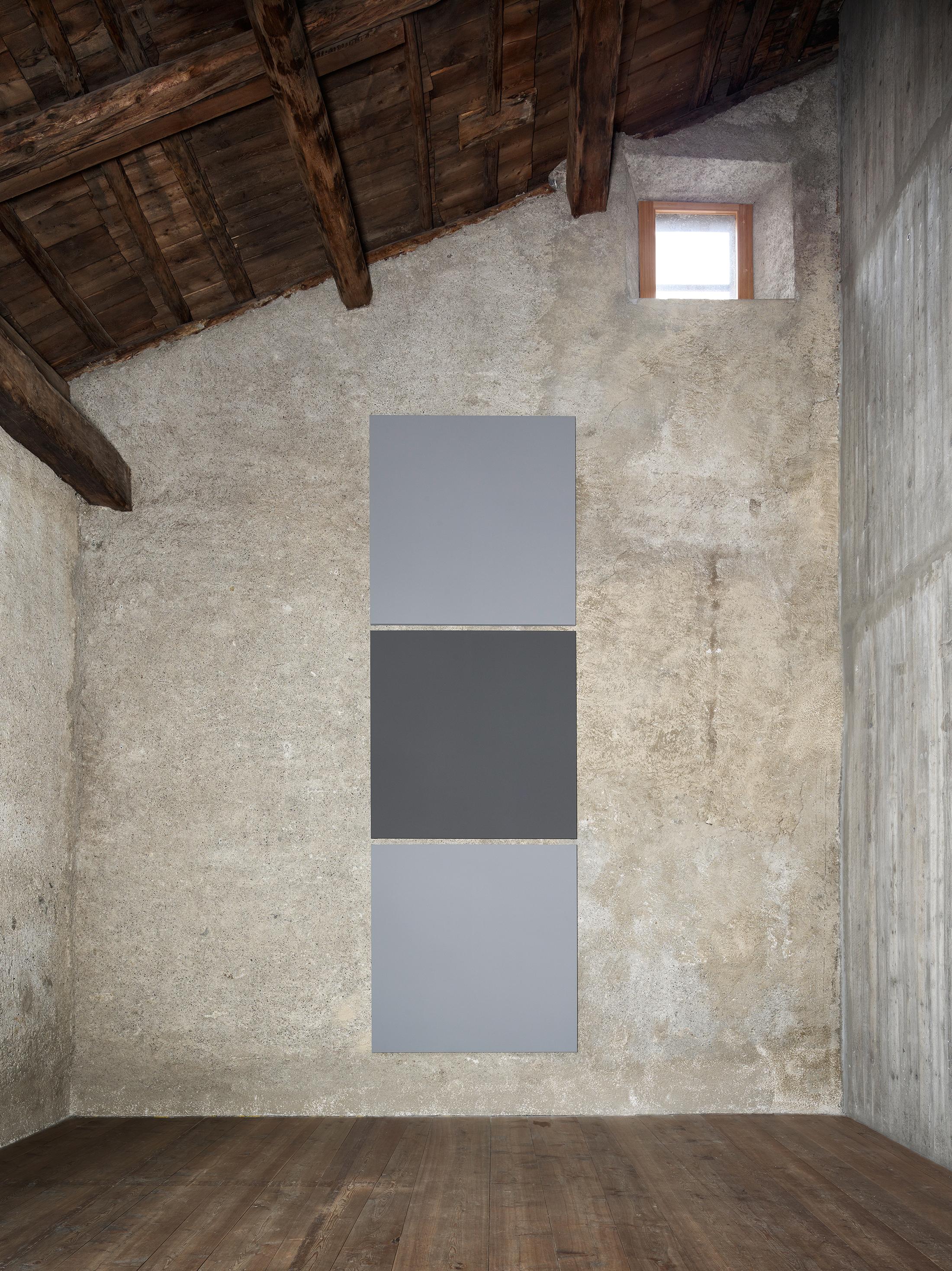 Exhibition View Alan Charlton Soloshow «It Started with a Chameleon; view on Block Painting, Dark Grey with Light Grey, 2019» at Galerie Tschudi, Zuoz, 2019 / Photo: Ralph Feiner, Malans / courtesy: the artist and Galerie Tschudi