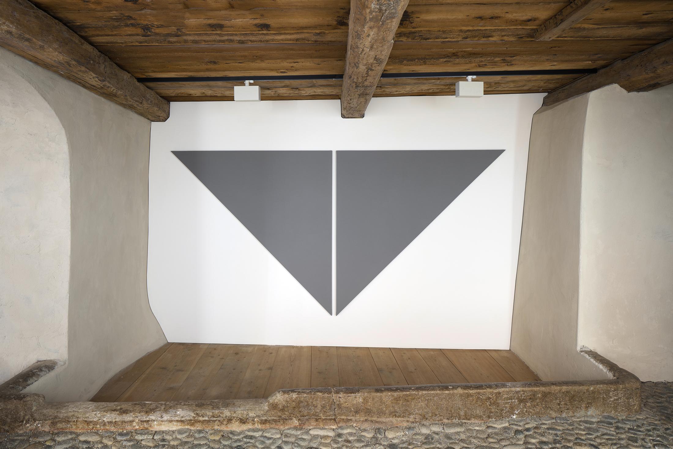 Exhibition View Alan Charlton Soloshow «It Started with a Chameleon; view on Untitled (2 Triangle Painting), 2011» at Galerie Tschudi, Zuoz, 2019 / Photo: Ralph Feiner, Malans / courtesy: the artist and Galerie Tschudi