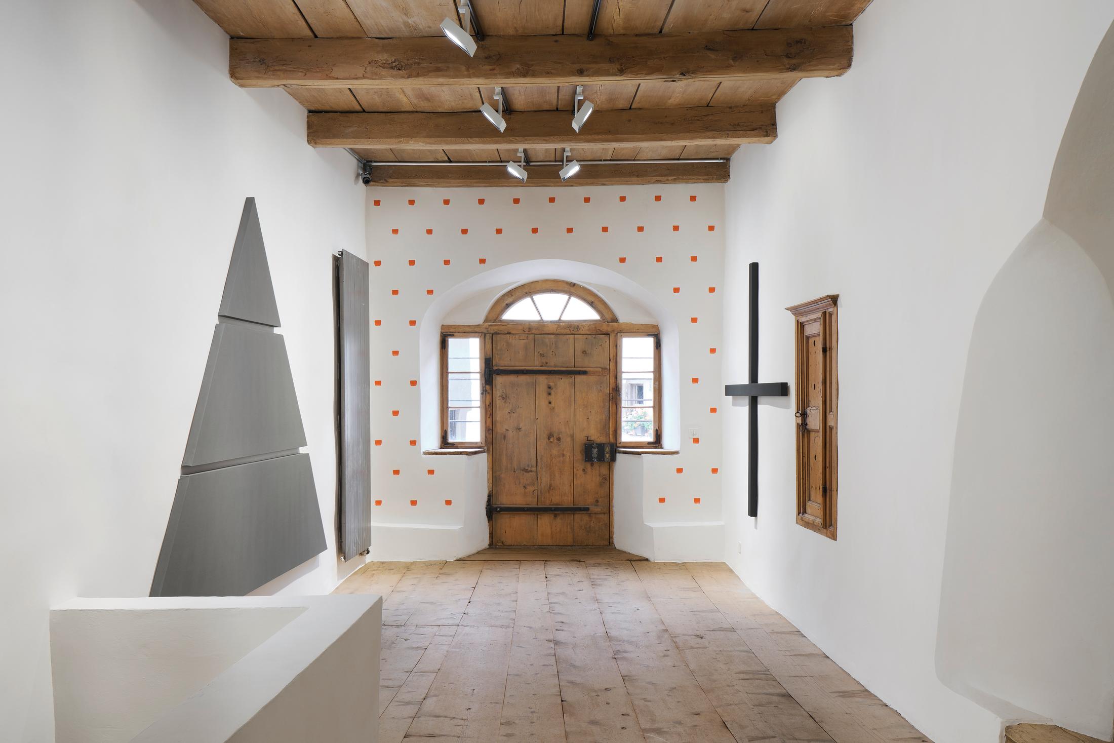 Exhibition View Alan Charlton Soloshow «It Started with a Chameleon» at Galerie Tschudi, Zuoz, 2019 / Photo: Ralph Feiner, Malans / courtesy: the artist and Galerie Tschudi