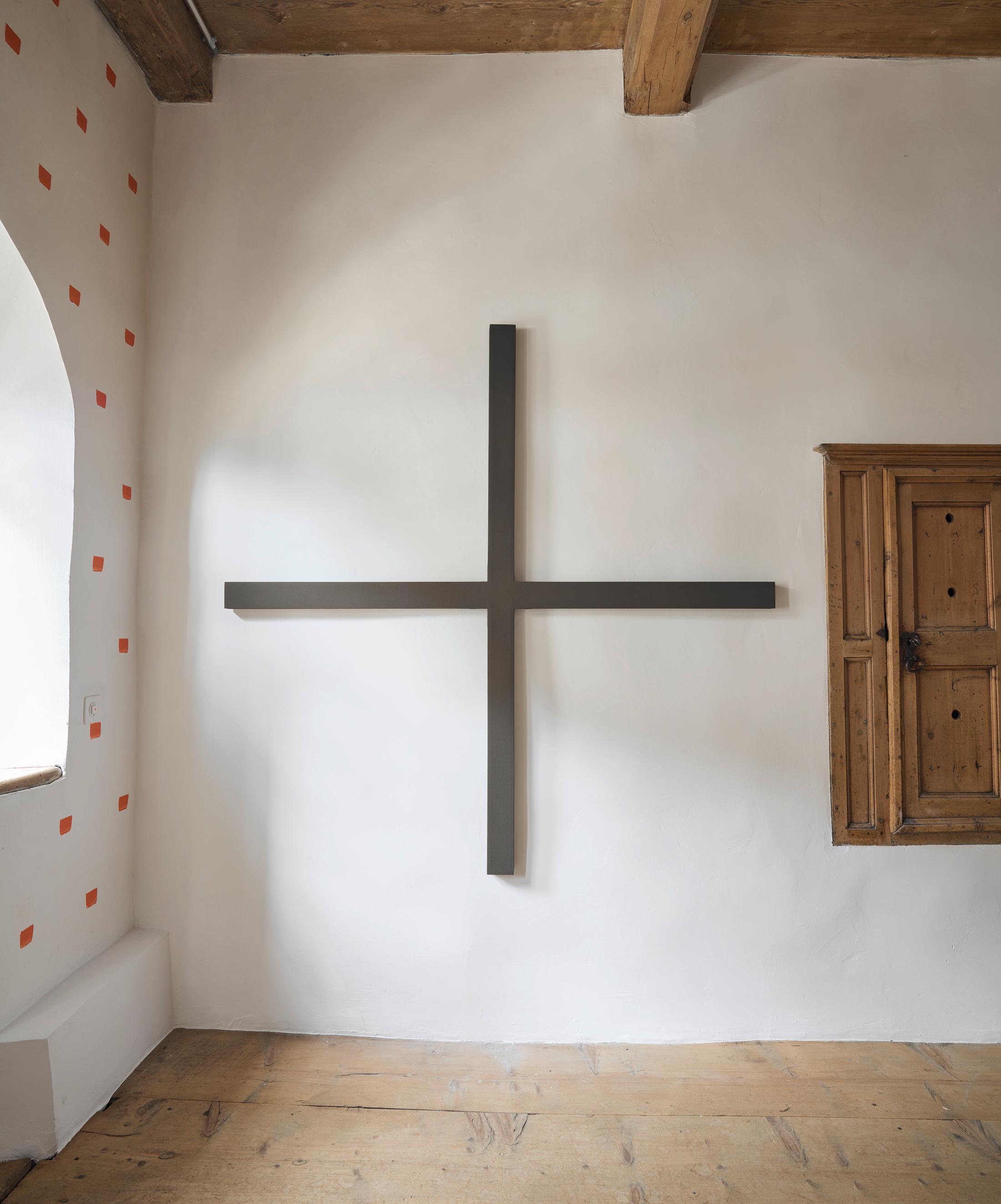Exhibition View Alan Charlton Soloshow «It Started with a Chameleon; view on Narrow Cross, 1991» at Galerie Tschudi, Zuoz, 2019 / Photo: Ralph Feiner, Malans / courtesy: the artist and Galerie Tschudi