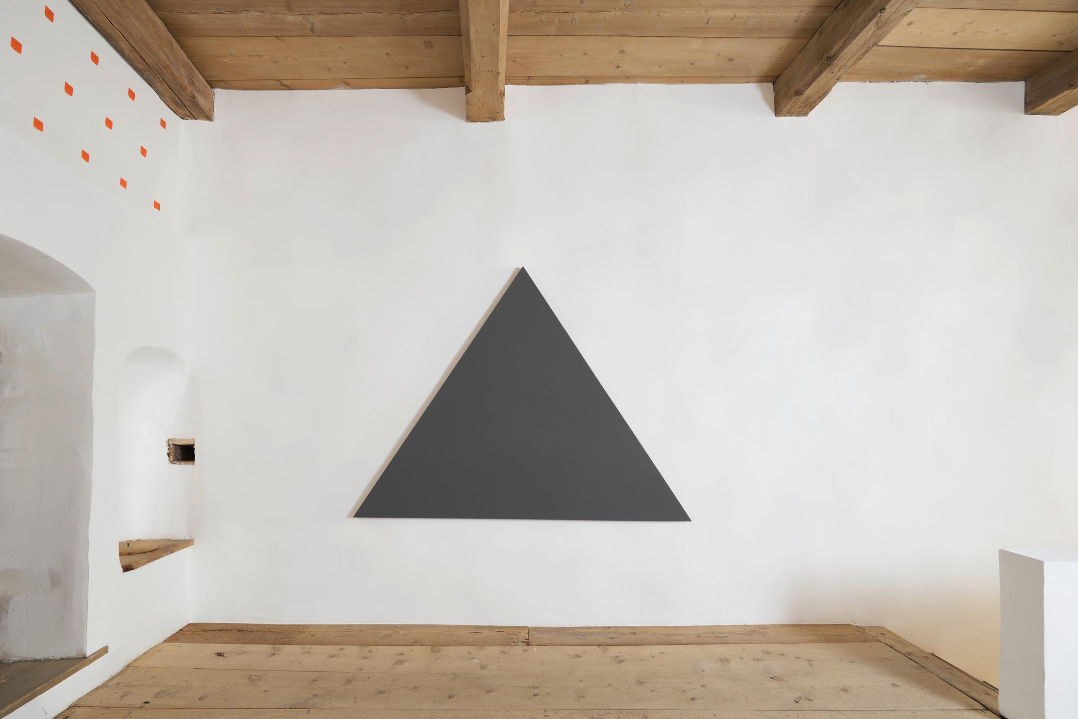 Exhibition View Alan Charlton Soloshow «It Started with a Chameleon; view on Triangle Painting, 2015» at Galerie Tschudi, Zuoz, 2019 / Photo: Ralph Feiner, Malans / courtesy: the artist and Galerie Tschudi