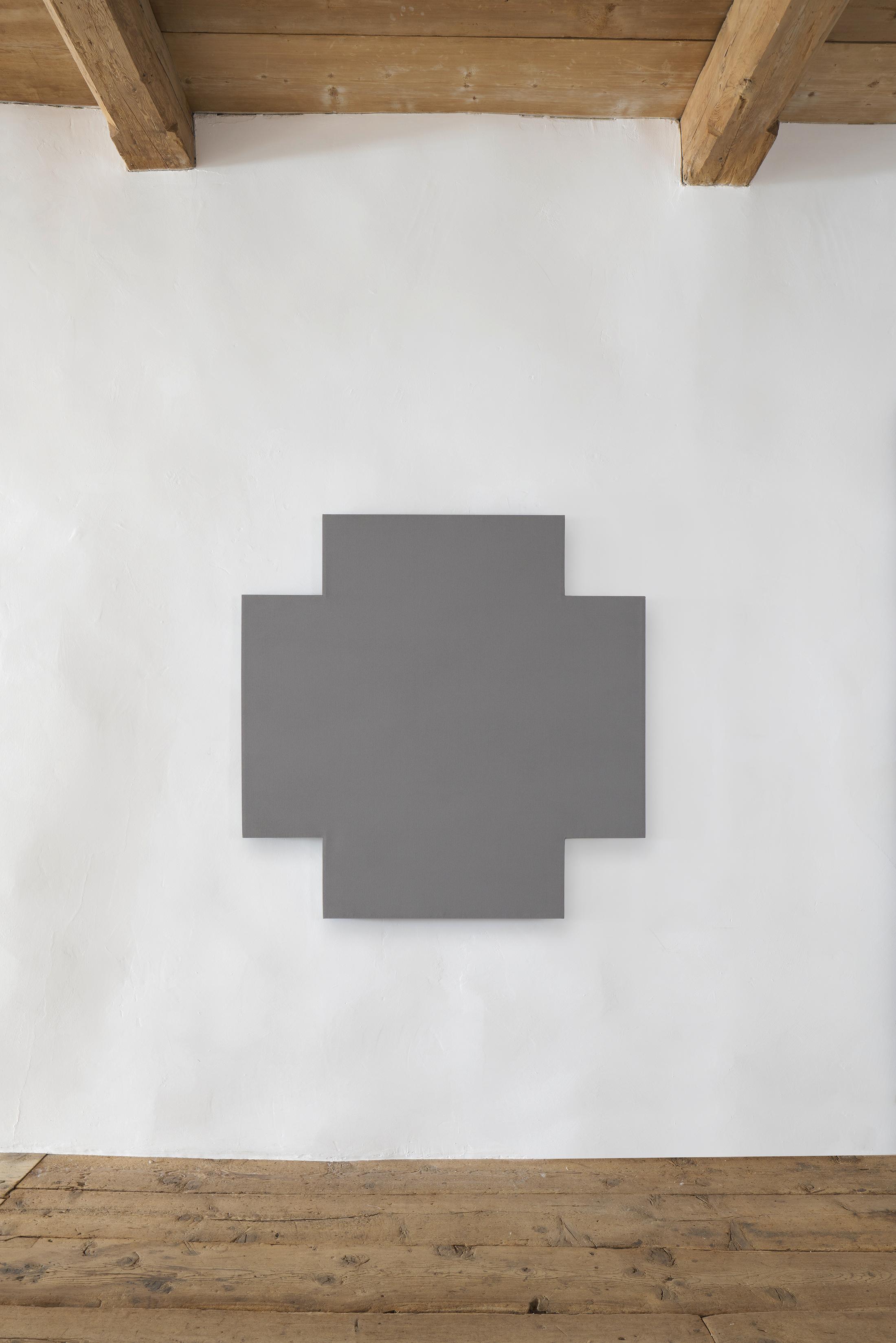 Exhibition View Alan Charlton Soloshow «It Started with a Chameleon; view on Broad Cross, 1991» at Galerie Tschudi, Zuoz, 2019 / Photo: Ralph Feiner, Malans / courtesy: the artist and Galerie Tschudi