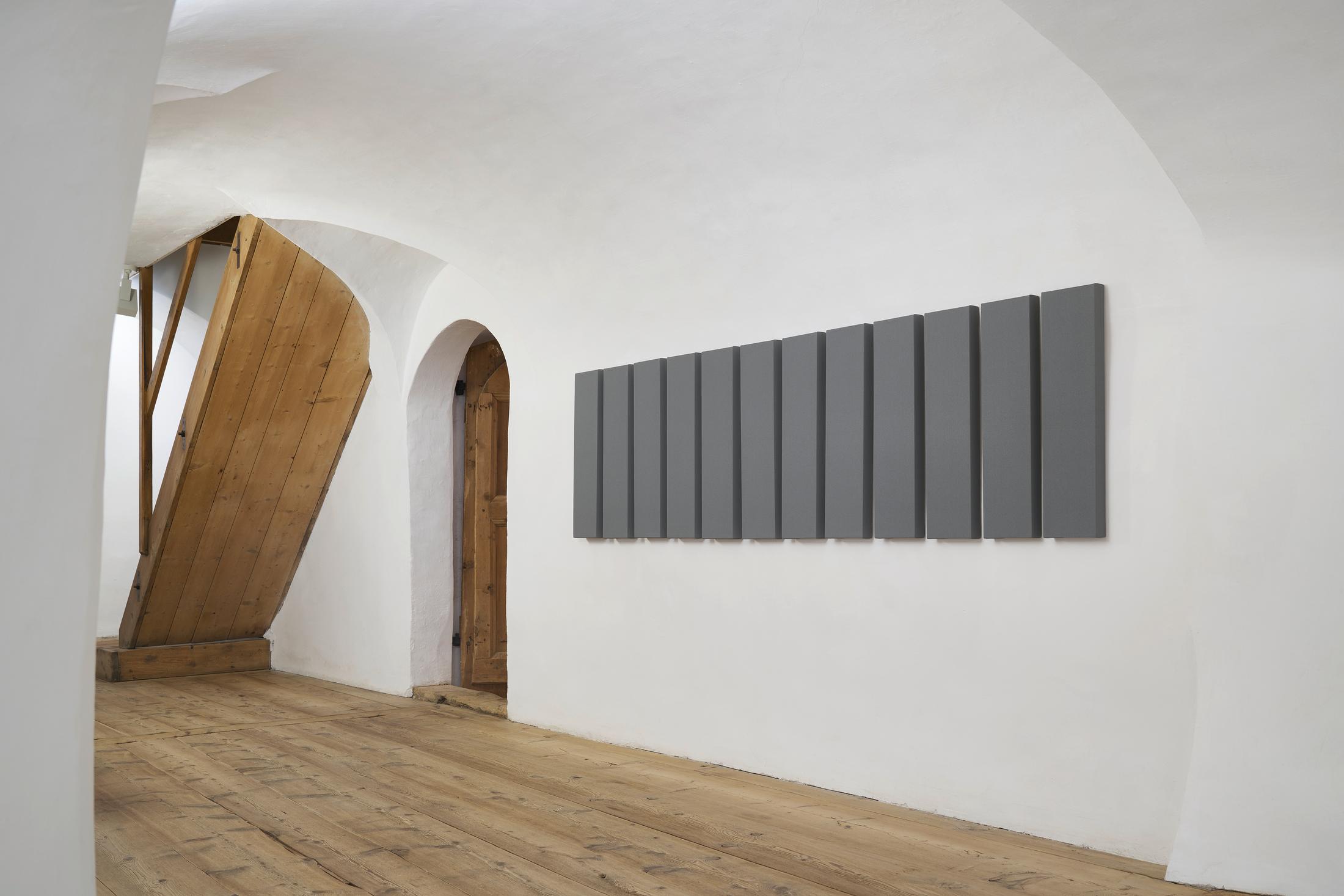 Exhibition View Alan Charlton Soloshow «It Started with a Chameleon; view on 12 Part Horizontal Painting, 1996» at Galerie Tschudi, Zuoz, 2019 / Photo: Ralph Feiner, Malans / courtesy: the artist and Galerie Tschudi