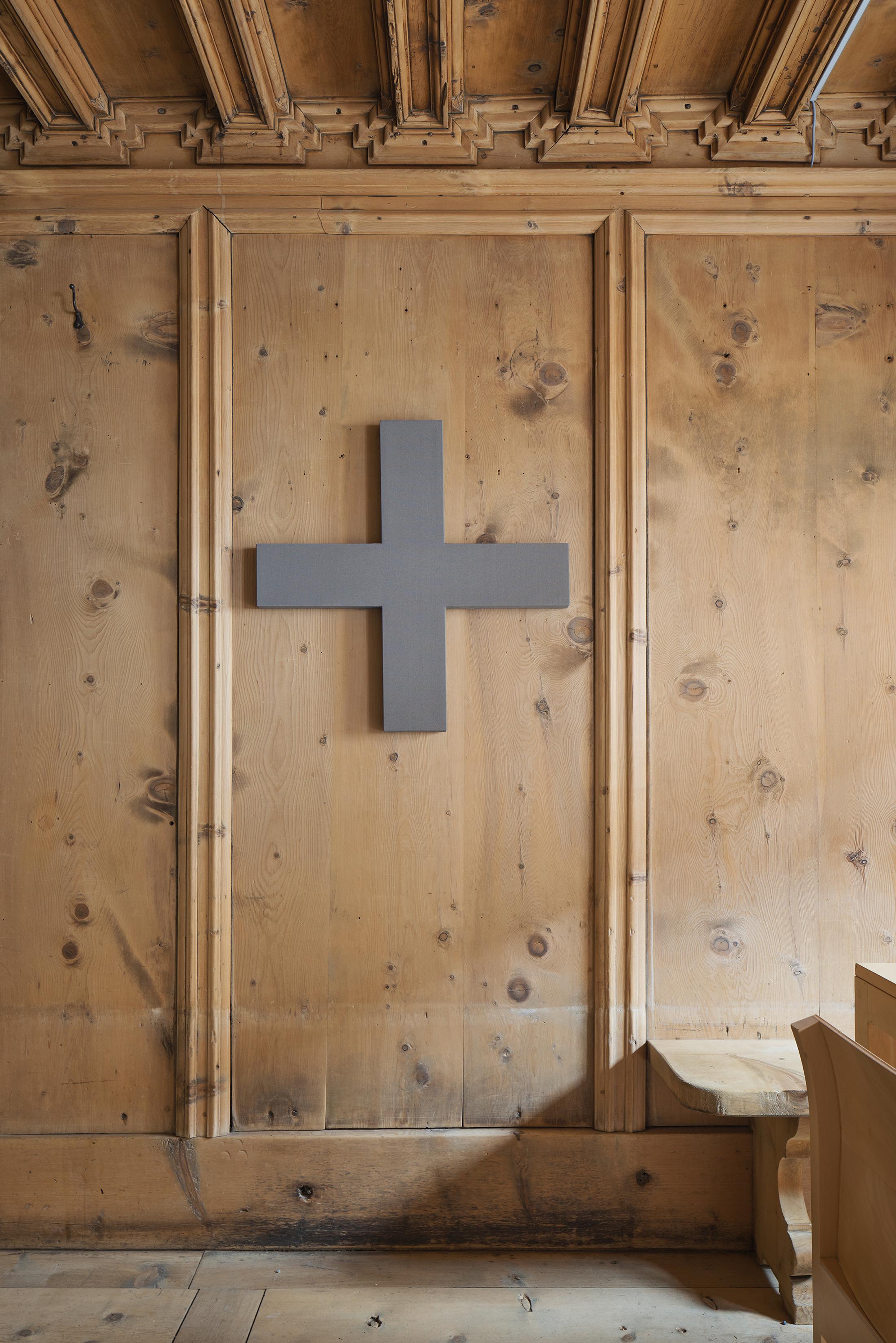 Exhibition View Alan Charlton Soloshow «It Started with a Chameleon; view on Narrow Cross, 1991» at Galerie Tschudi, Zuoz, 2019 / Photo: Ralph Feiner, Malans / courtesy: the artist and Galerie Tschudi