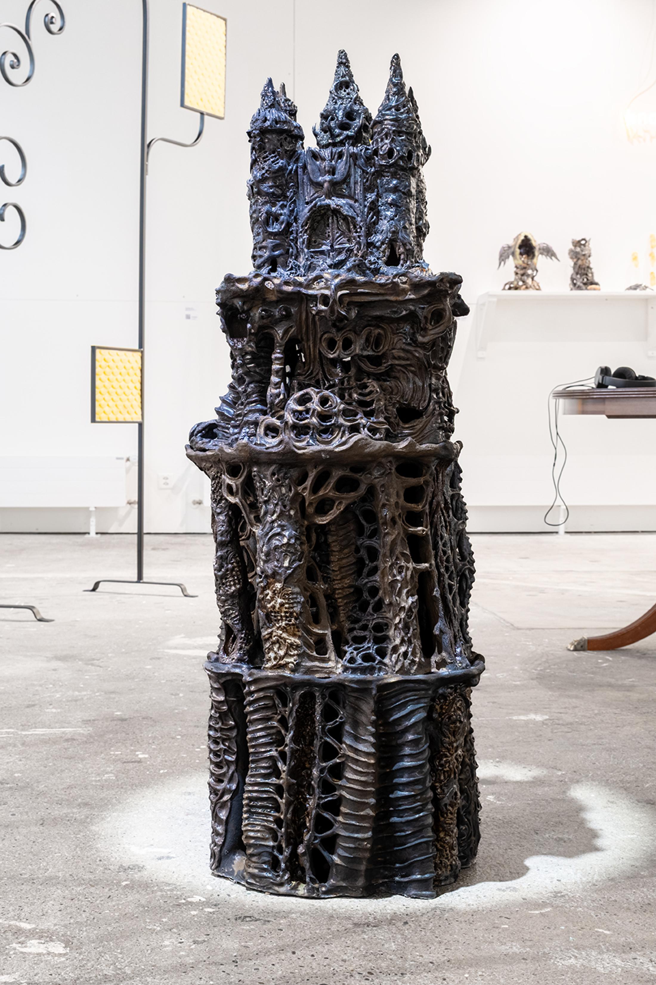 Exhibition View Group Show «Collections d’Artistes; view on Anja Ripoll, Svyelunite, 2025, black stoneware, glazed, volcanic rock, glass, 130 x 45 cm» at Le Commun, Geneva, 2025 / Photo: Daniel Leal / Courtesy: Spielact Festival