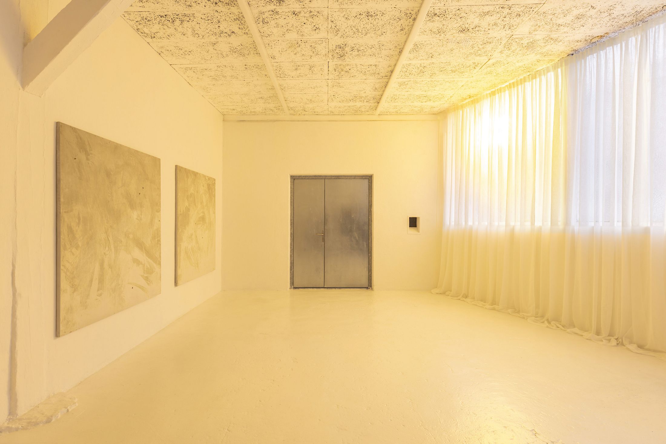 Exhibition View Solo Show Clément Grimm «Video 50 ; view on Ecclesiastes 1:14, 2025, Curtain, steel cable, LED light, gel filter, steel structure, Dimensions variable to space, Serie of 3 protocols - Edition 1/3» at Kissed Then Burned, Geneva, 2025-2026 / Photo: Antoni Aeby / Courtesy: the artist and Kissed Then Burned