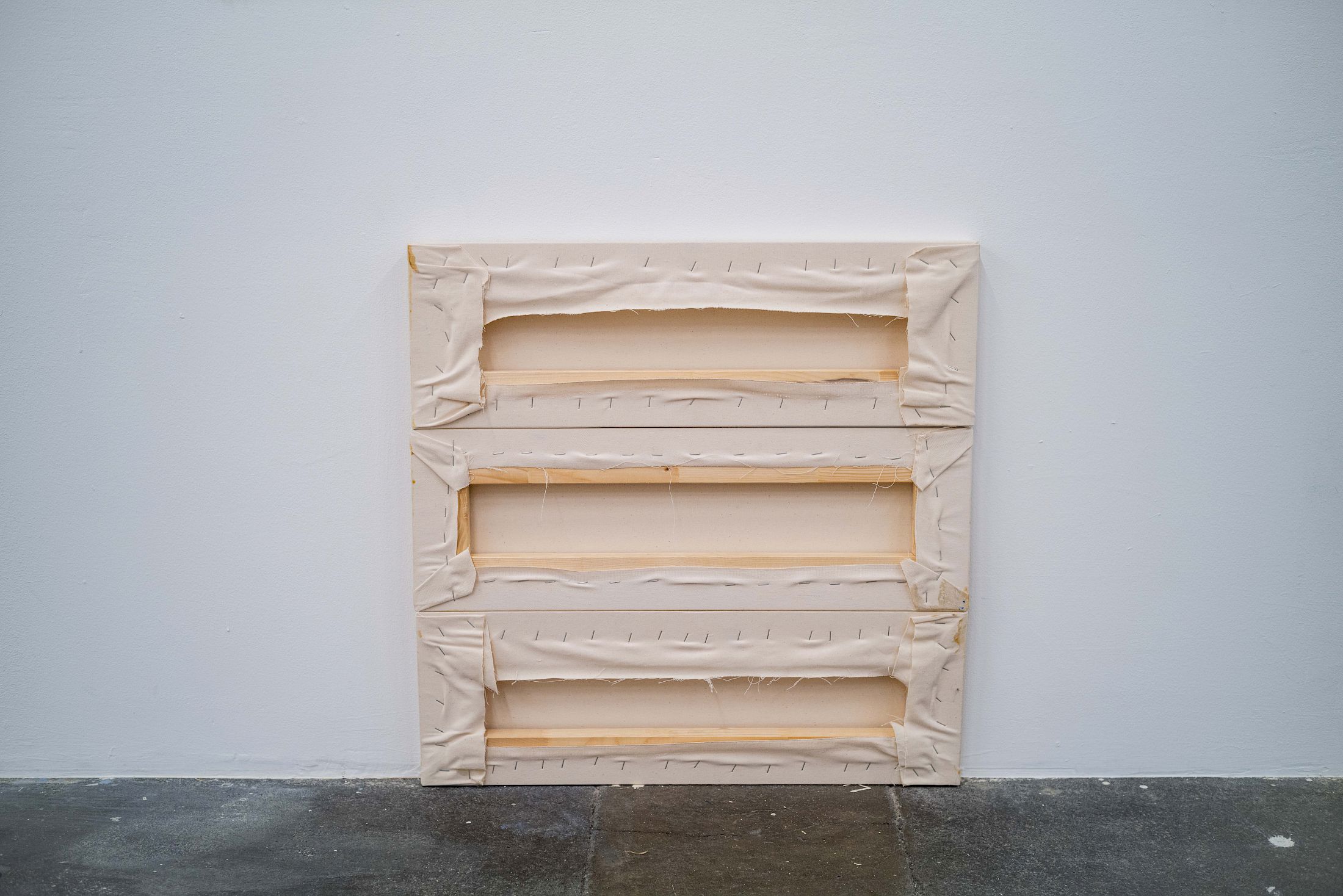 Exhibition View Duo Show Hugo Baud and Olive Godlee «Surely Tomorrow ; view on 3x60, 2025, wood, canvas, staples, rabbit skin glue» at Espace Sébeillon, Lausanne, 2025 / Photo: Daniel Walcher / Courtesy: the artists and Espace Sébeillon