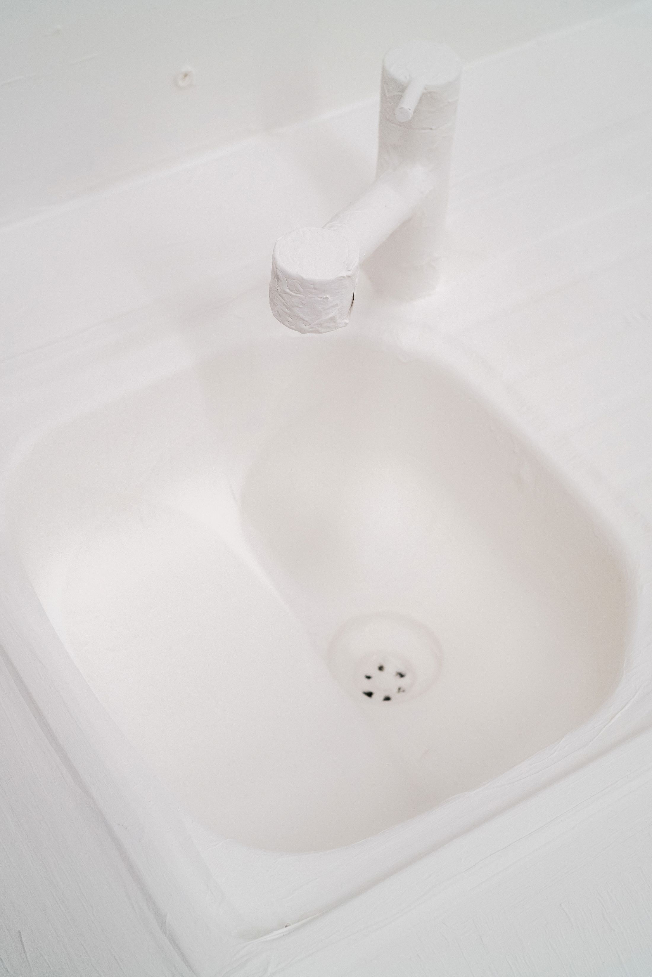 Exhibition View Duo Show Hugo Baud and Olive Godlee «Surely Tomorrow ; view on The Sink, 2025, house paint, tape, sink» at Espace Sébeillon, Lausanne, 2025 / Photo: Daniel Walcher / Courtesy: the artists and Espace Sébeillon