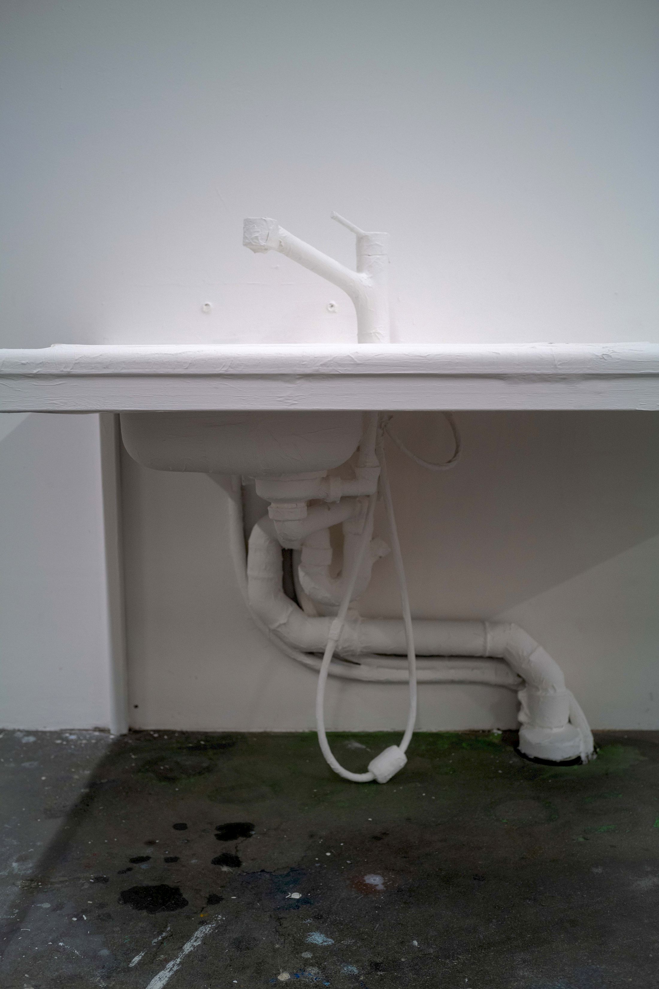 Exhibition View Duo Show Hugo Baud and Olive Godlee «Surely Tomorrow ; view on The Sink, 2025, house paint, tape, sink» at Espace Sébeillon, Lausanne, 2025 / Photo: Daniel Walcher / Courtesy: the artists and Espace Sébeillon