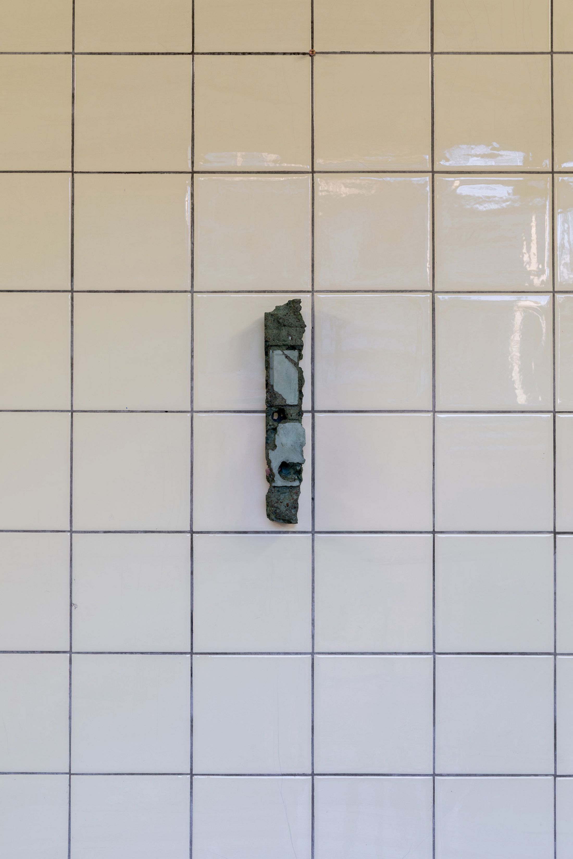 Exhibition View Solo Show Hunter Longe «Entgleitungen ; view on Presagio, 2025, portland cement, quicklime, volcanic ash, Albian sediments, pigment, beeswax, phosphosiderite, 28 x 5.5 x 6 cm» at City SALTS, Baselland, 2025-2026 / Photo: Nicolas Gysin / Courtesy: the artist and City SALTS