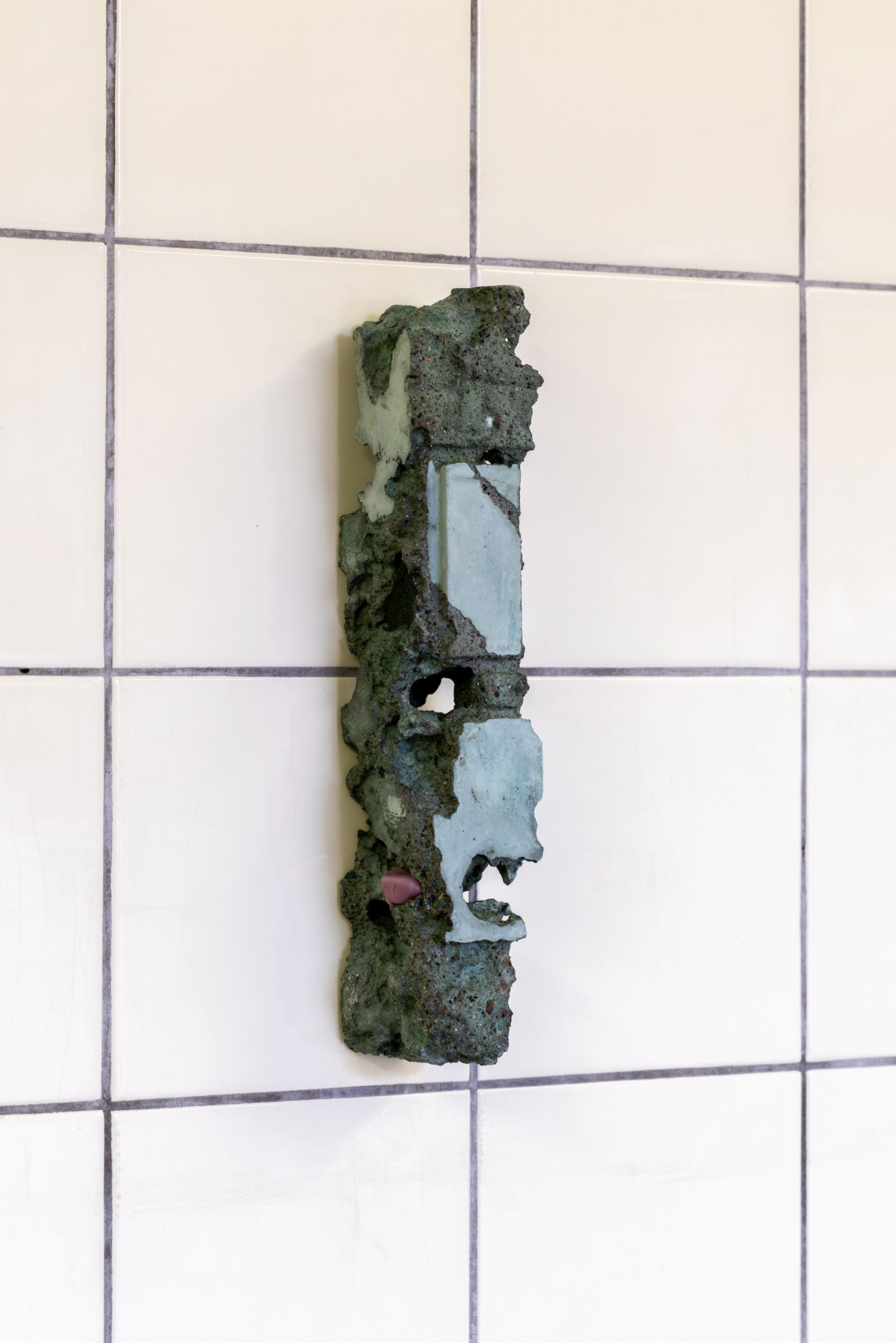 Exhibition View Solo Show Hunter Longe «Entgleitungen ; view on Presagio, 2025, portland cement, quicklime, volcanic ash, Albian sediments, pigment, beeswax, phosphosiderite, 28 x 5.5 x 6 cm» at City SALTS, Baselland, 2025-2026 / Photo: Nicolas Gysin / Courtesy: the artist and City SALTS