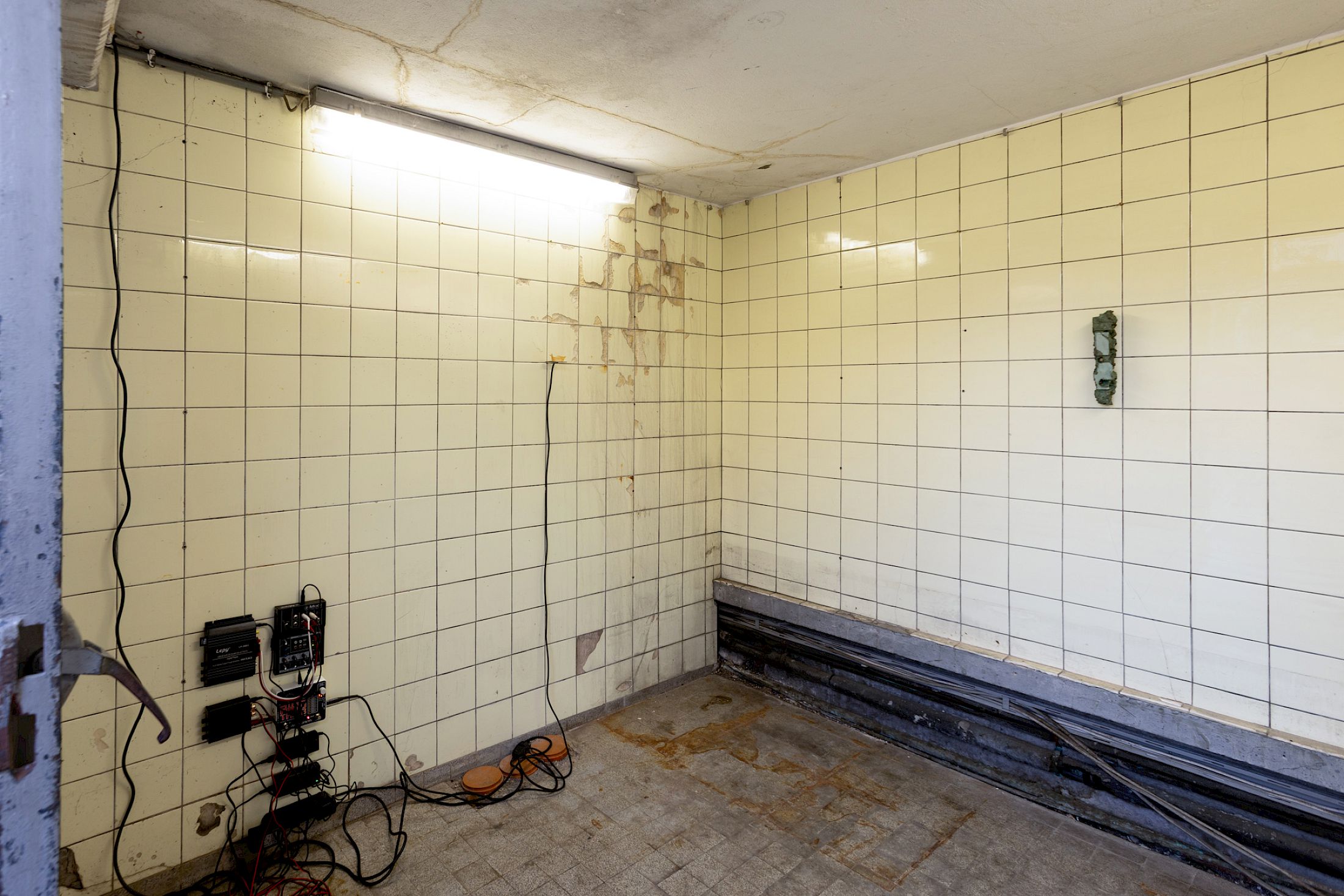 Exhibition View Solo Show Hunter Longe «Entgleitungen» at City SALTS, Baselland, 2025-2026 / Photo: Nicolas Gysin / Courtesy: the artist and City SALTS