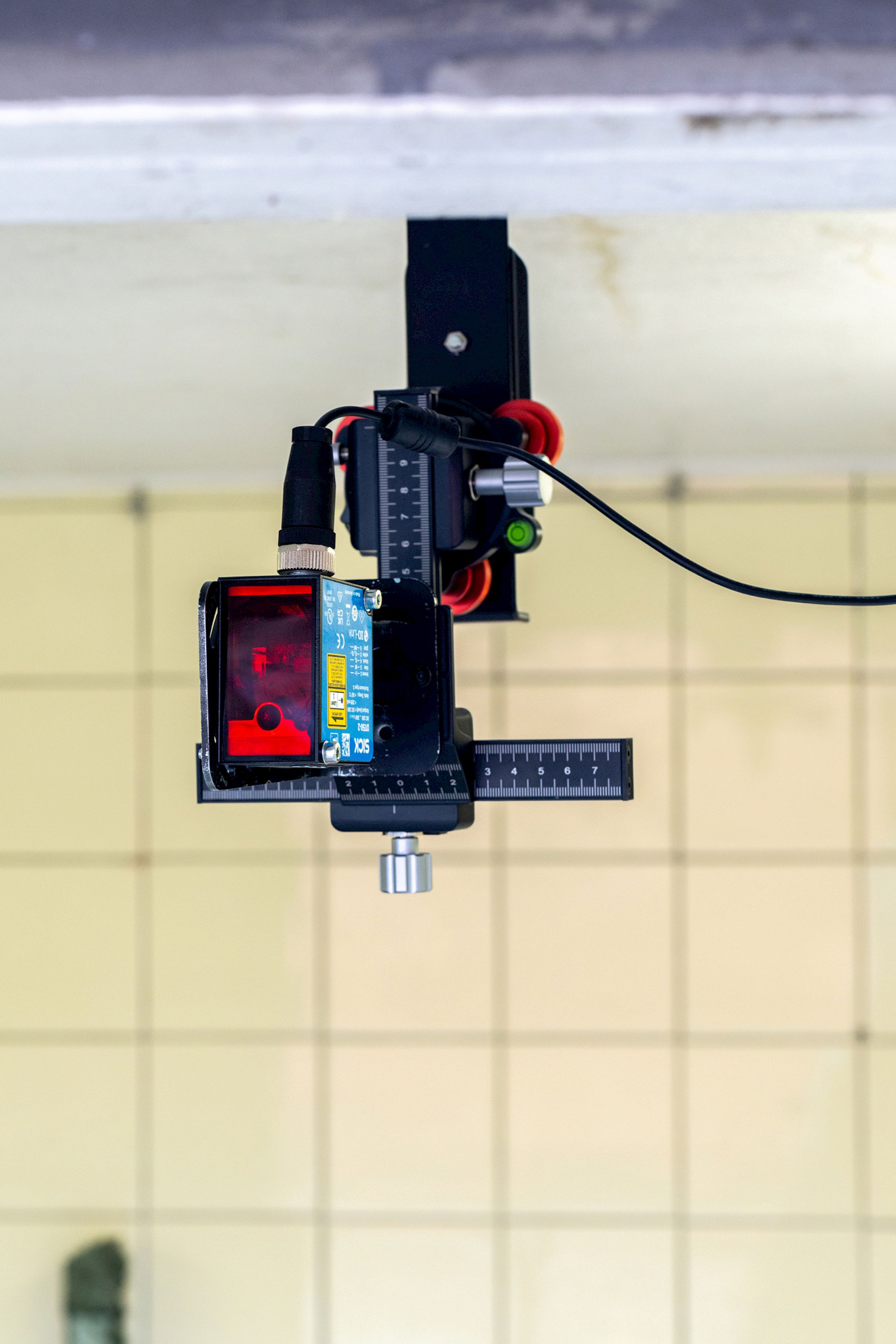 Exhibition View Solo Show Hunter Longe «Entgleitungen ; view on Degradation Pathway, 2025, (detail), laser distance sensor, mounting system, projector, video loop, lenses, dimensions variable» at City SALTS, Baselland, 2025-2026 / Photo: Nicolas Gysin / Courtesy: the artist and City SALTS