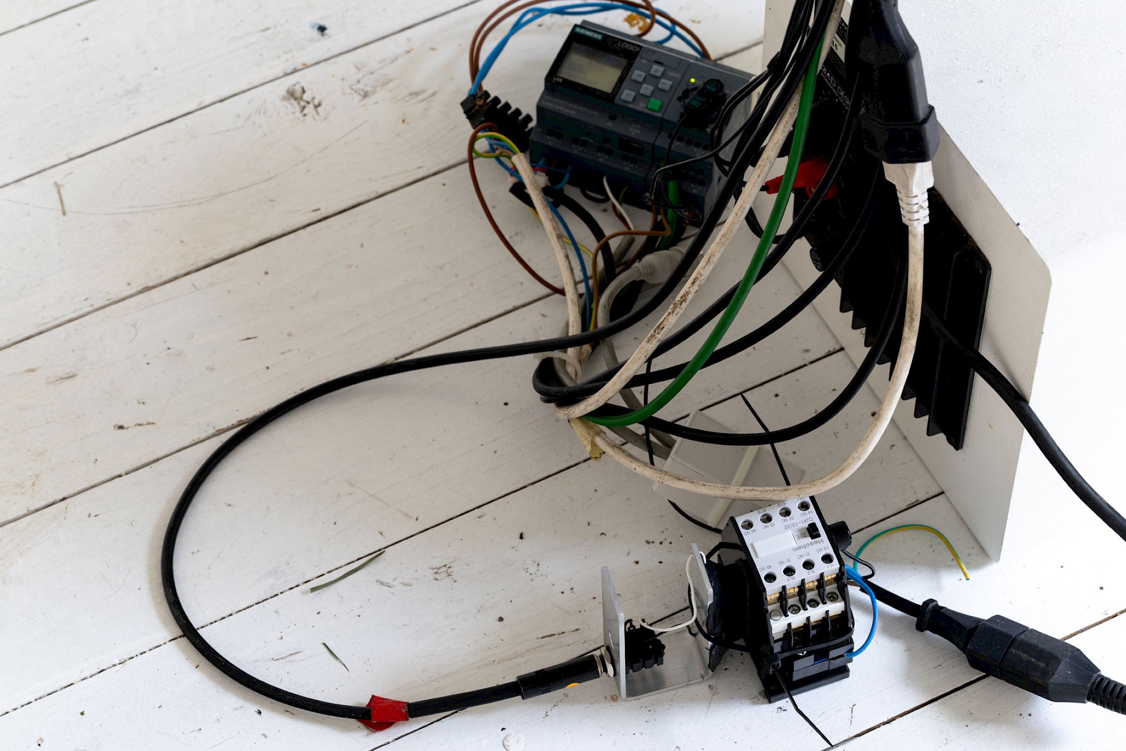 Exhibition View Solo Show Hunter Longe «Entgleitungen ; view on Hunter Longe in collaboration with Janiv Oron, High Static, Dead Lines, 2025, 8.1 channel sound installation - electric rely, coil, timer, contact mics, transducers, sub, mixer, media players, audio, starter, fluorescent lights, dimensions variable» at City SALTS, Baselland, 2025-2026 / Photo: Nicolas Gysin / Courtesy: the artist and City SALTS