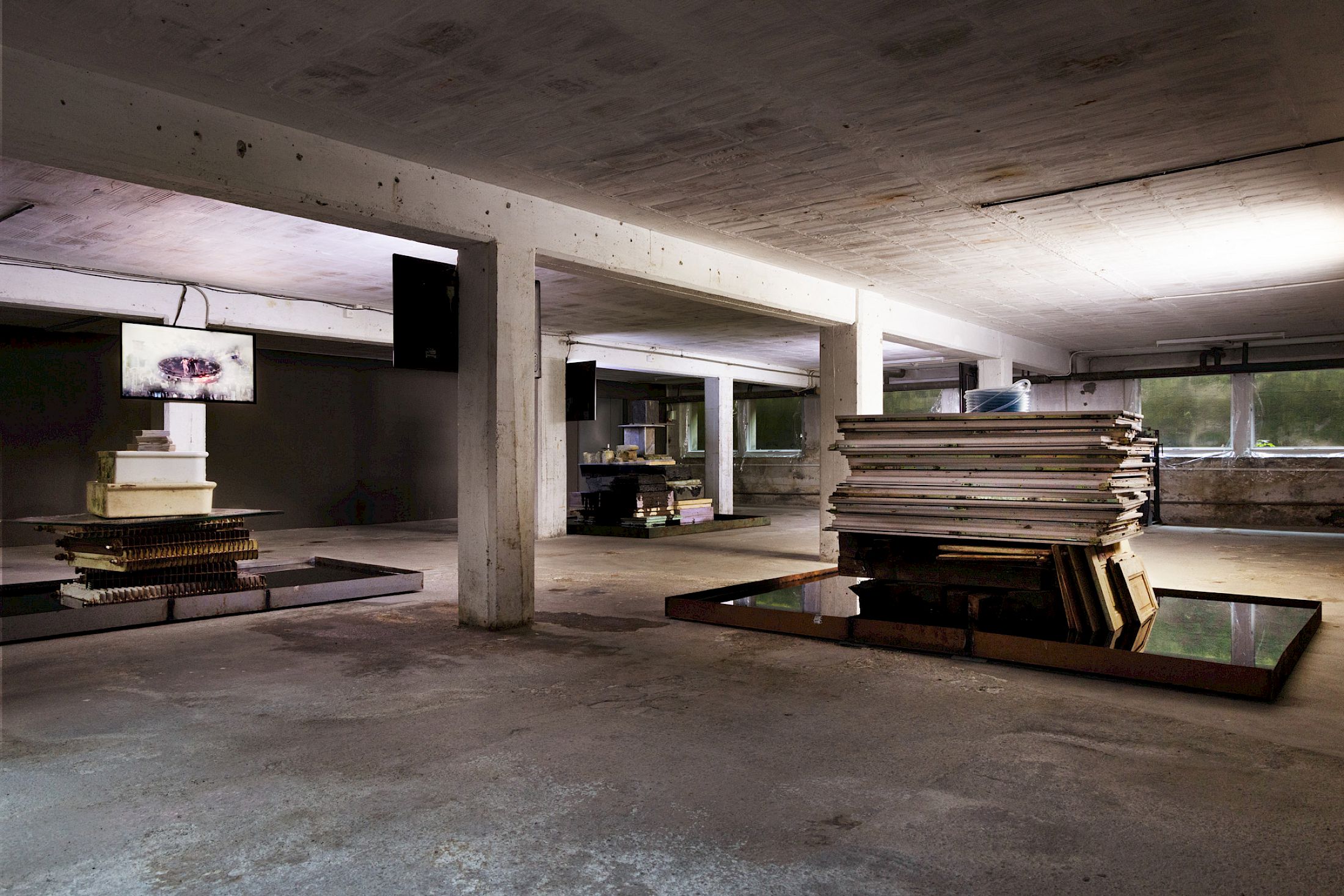 Exhibition View Solo Show Idle Hands (Sophie Ballmer & Tarik Hayward) «Shelter from the Stars» at Kunstraum Kreuzlingen, Kreuzlingen, 2025-2026 / Photo: Jiří Makovec / Courtesy: the artists and Kunstraum Kreuzlingen