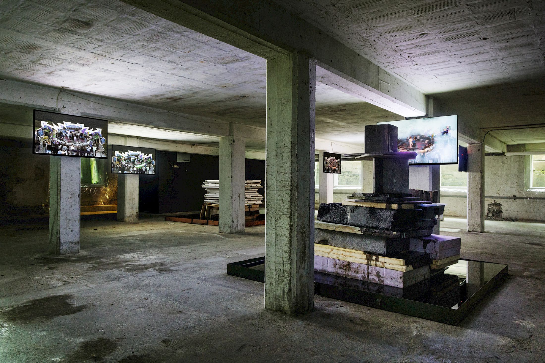 Exhibition View Solo Show Idle Hands (Sophie Ballmer & Tarik Hayward) «Shelter from the Stars» at Kunstraum Kreuzlingen, Kreuzlingen, 2025-2026 / Photo: Jiří Makovec / Courtesy: the artists and Kunstraum Kreuzlingen