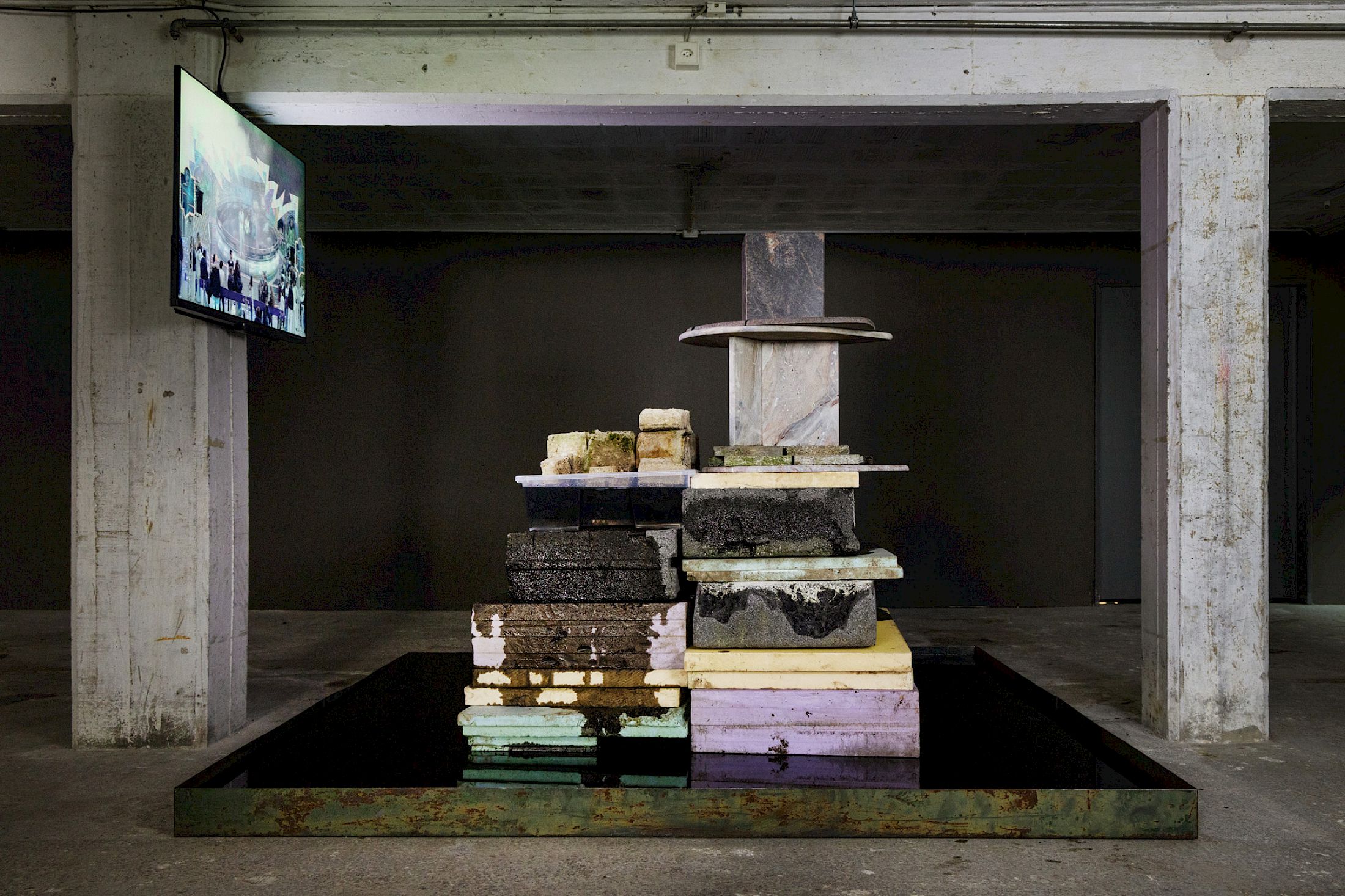 Exhibition View Solo Show Idle Hands (Sophie Ballmer & Tarik Hayward) «Shelter from the Stars» at Kunstraum Kreuzlingen, Kreuzlingen, 2025-2026 / Photo: Jiří Makovec / Courtesy: the artists and Kunstraum Kreuzlingen