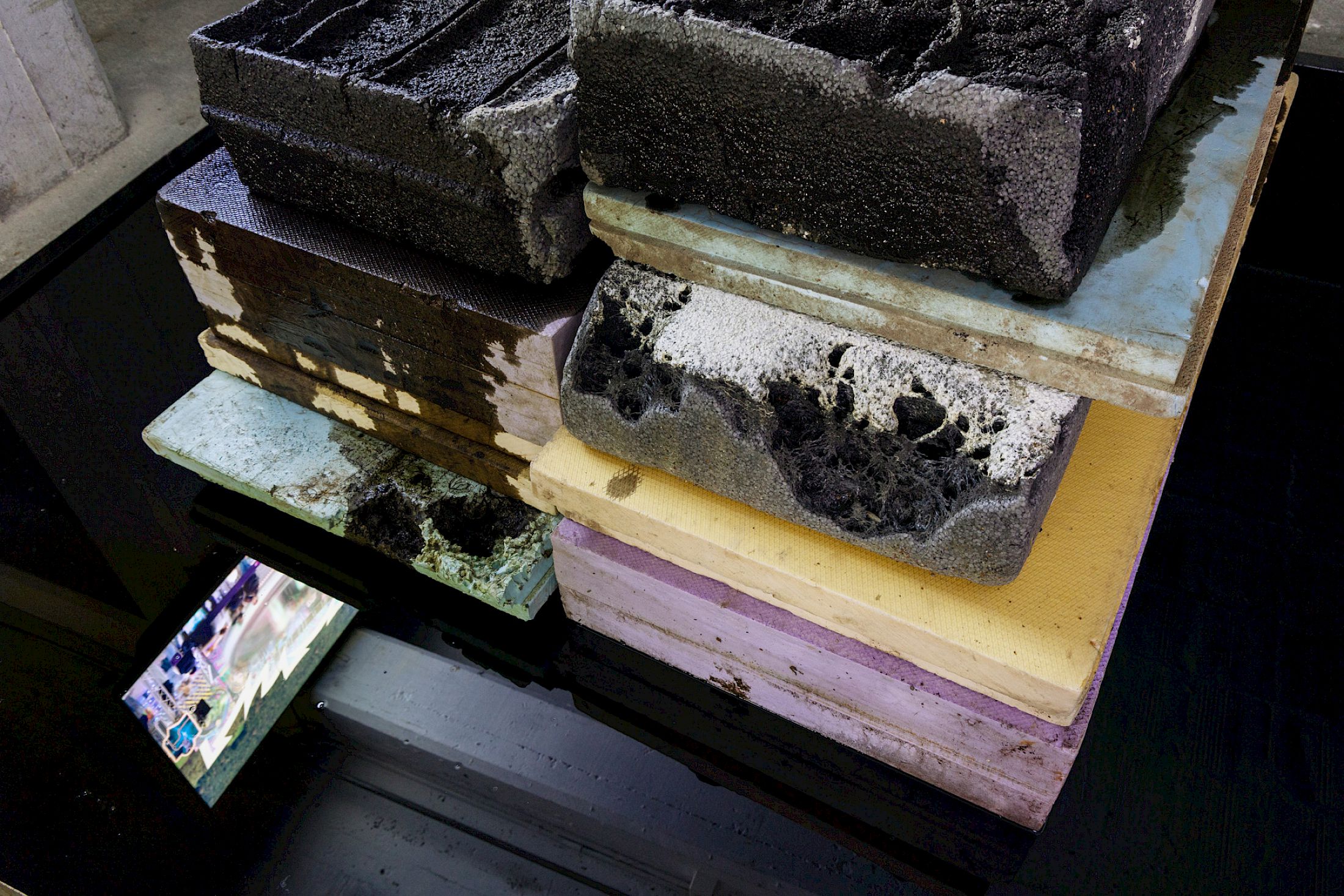 Exhibition View Solo Show Idle Hands (Sophie Ballmer & Tarik Hayward) «Shelter from the Stars» at Kunstraum Kreuzlingen, Kreuzlingen, 2025-2026 / Photo: Jiří Makovec / Courtesy: the artists and Kunstraum Kreuzlingen