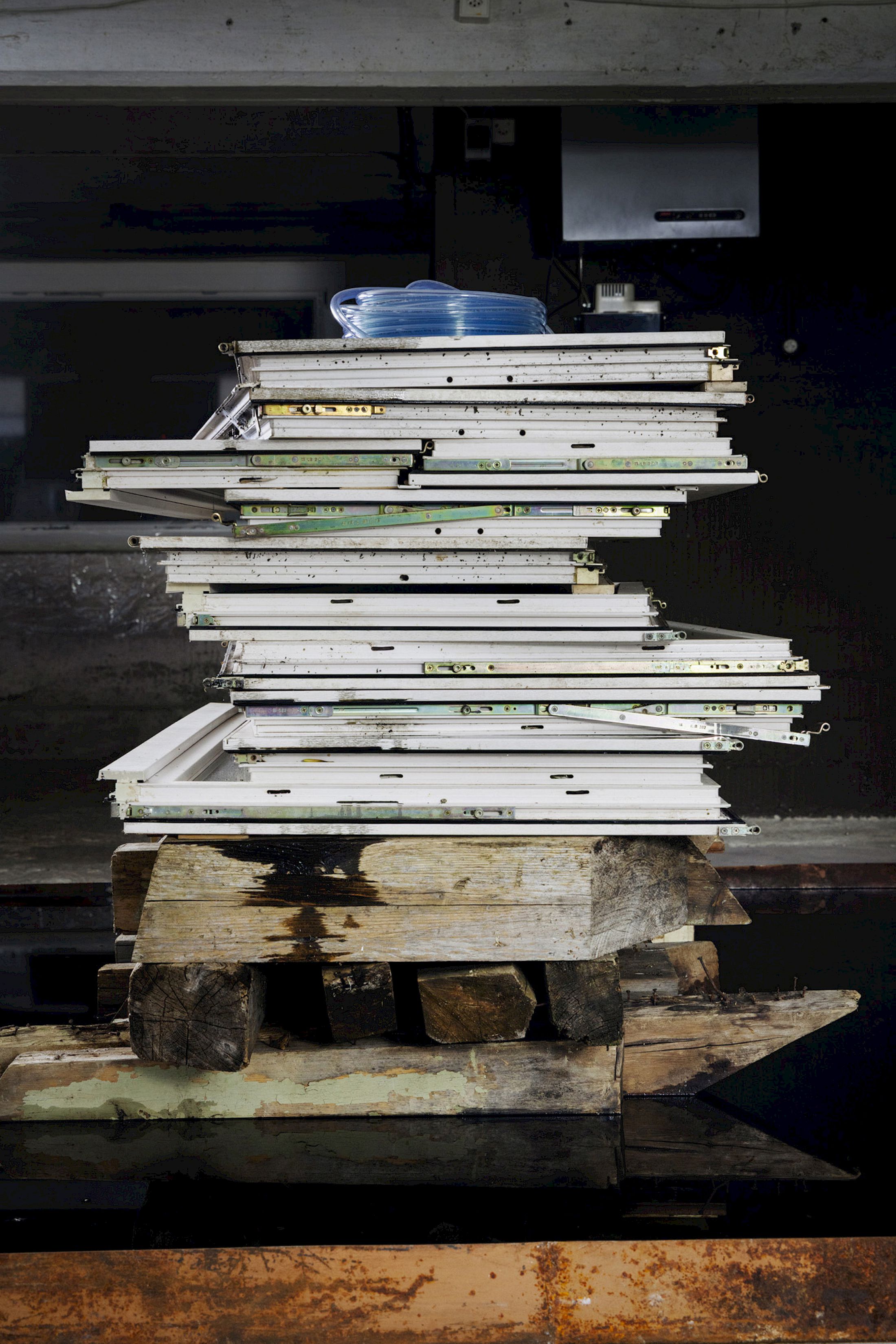 Exhibition View Solo Show Idle Hands (Sophie Ballmer & Tarik Hayward) «Shelter from the Stars» at Kunstraum Kreuzlingen, Kreuzlingen, 2025-2026 / Photo: Jiří Makovec / Courtesy: the artists and Kunstraum Kreuzlingen