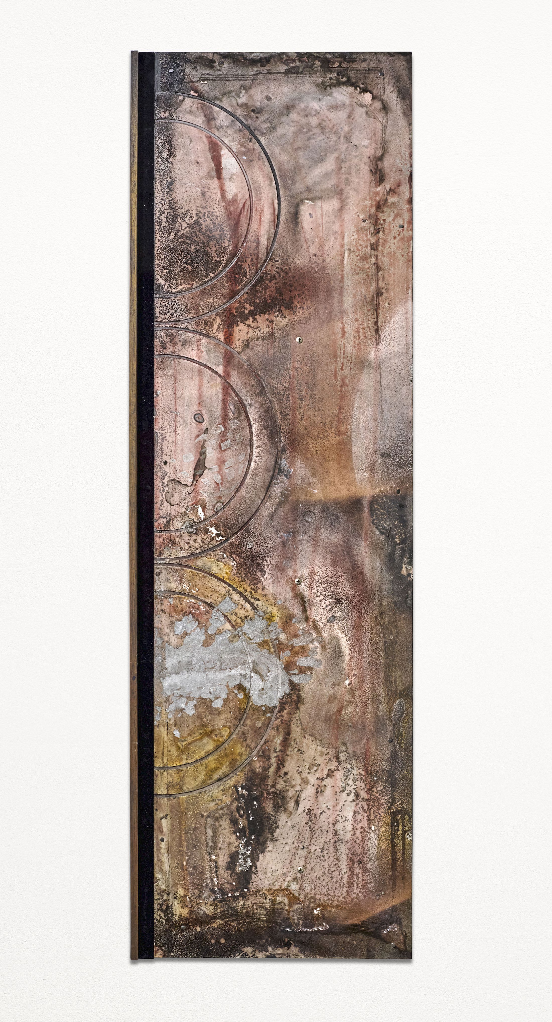 Exhibition View Solo Show Marie Matusz «Shift ; view on Standard Operating Procedure (II), 2025, Mahogany wood, acrylic paint, lacquered resin on forex and acrylic glass, 34.5 x 112 x 4 cm» at Blue Velvet, Zurich, 2025-2026 / Photo: Flavio Karrer / Courtesy: the artist and Blue Velvet