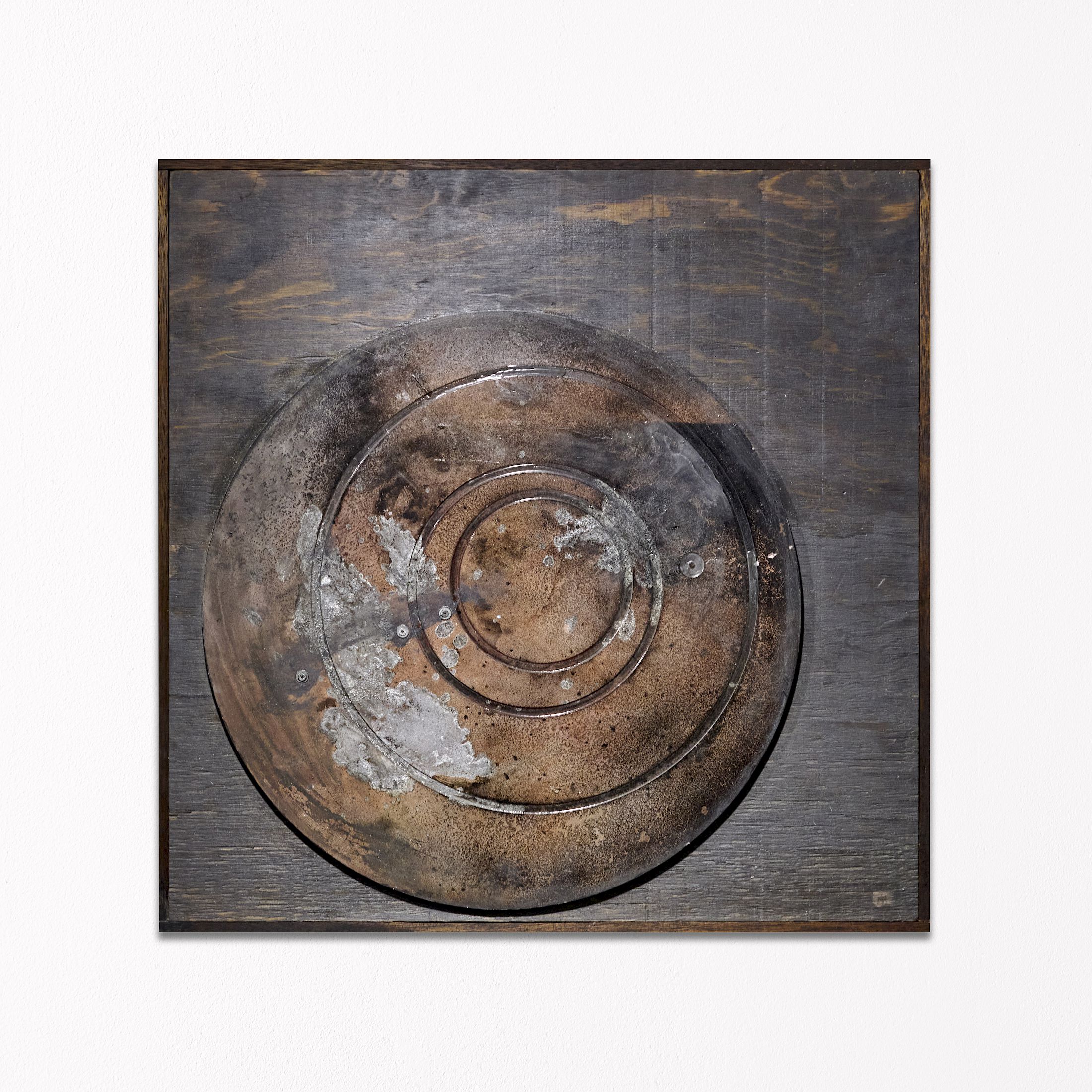 Exhibition View Solo Show Marie Matusz «Shift ; view on All travellers, adventurers, 2025, Mahogany wood, acrylic paint, lacquered resin on forex, 55 x 55 x 3.5 cm» at Blue Velvet, Zurich, 2025-2026 / Photo: Flavio Karrer / Courtesy: the artist and Blue Velvet