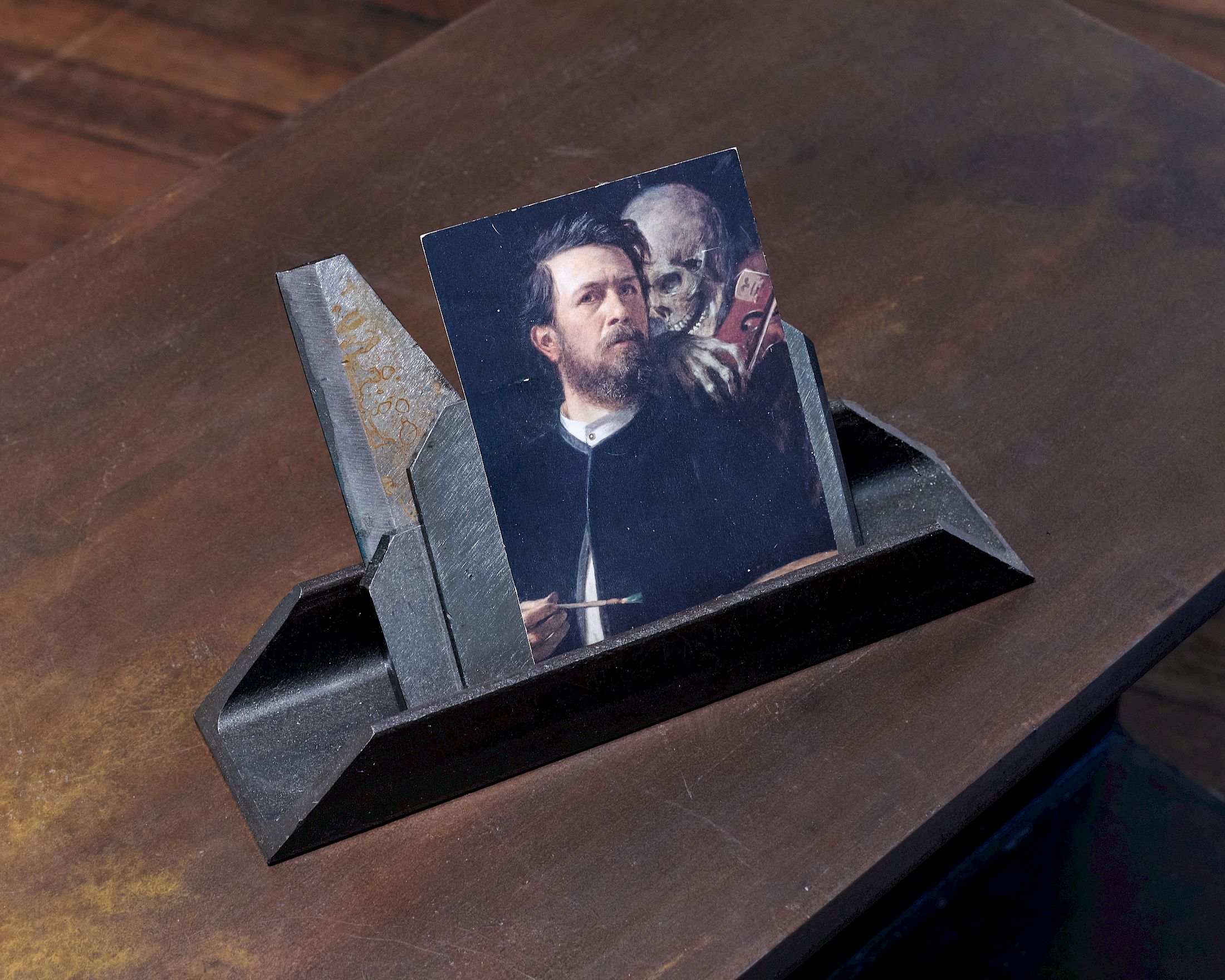Exhibition View Solo Show Marie Matusz «Shift ; view on Philosophy of the Common task, 2025, Iron, stainless steel, Arnold Böcklin Card (Self-Portrait with Death Playing the Fiddle, 1872), 39 x 12 x 6 cm» at Blue Velvet, Zurich, 2025-2026 / Photo: Flavio Karrer / Courtesy: the artist and Blue Velvet
