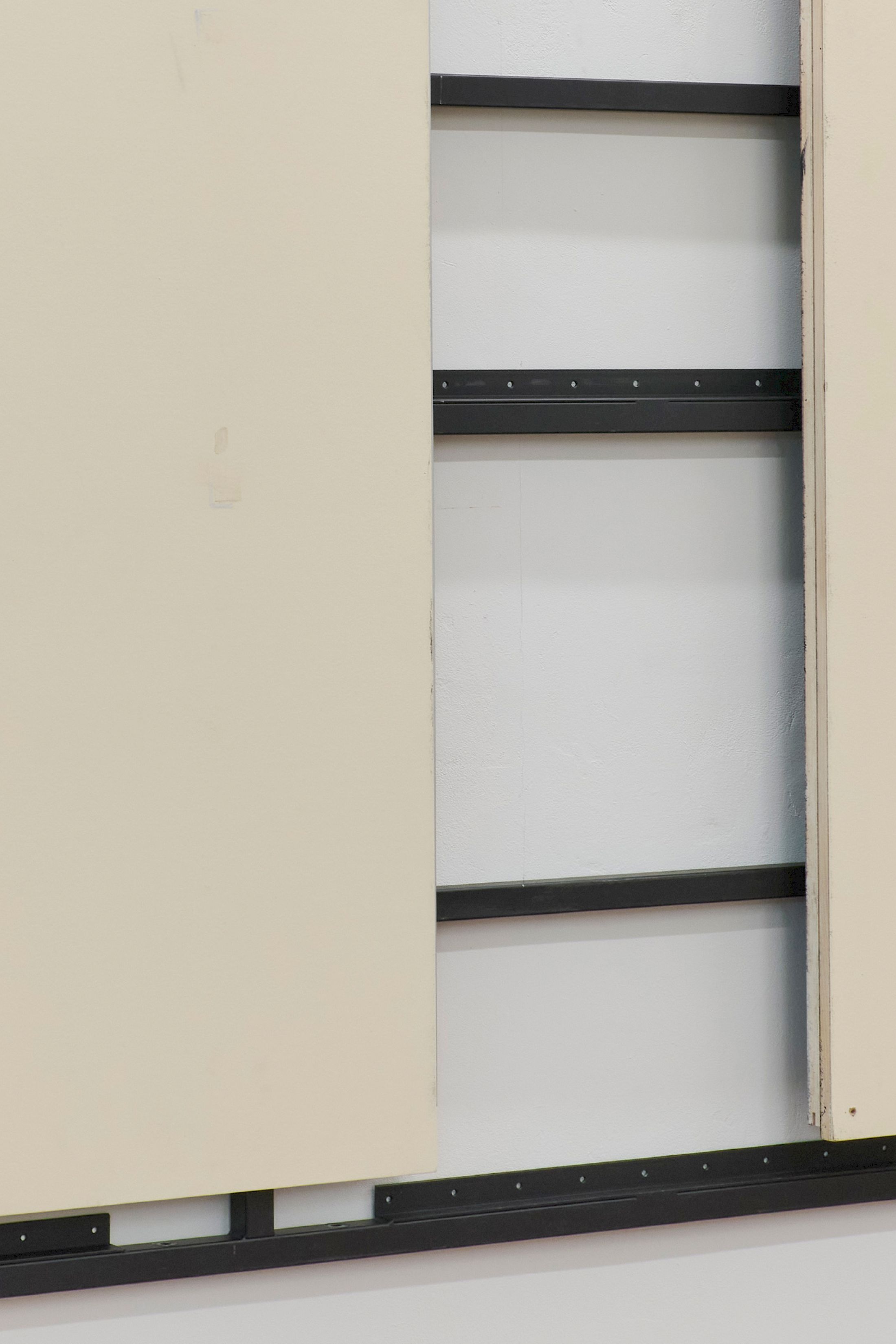 Exhibition View Solo Show PRICE «Odds and Ends ; view on HC (Hard Cloud) IV (detail), 2025, paint, wood, metal, 160 x 277 x 9 cm» at Blue Velvet, Zurich, 2025 / Photo: Flavio Karrer / Courtesy: the artist and Blue Velvet