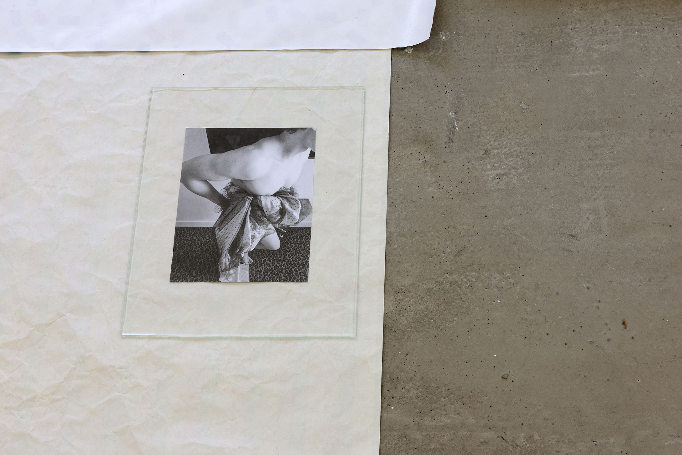 Exhibition View Solo Show Sven Gex «celebratory ; view on printed images from the ‚character fitting‘ series 2021-ongoing, gift wrapping paper, nails, glass» at Halmet, Zurich-Oerlikon, 2025 / Photo: Gina Folly / Courtesy: the artist and Halmet