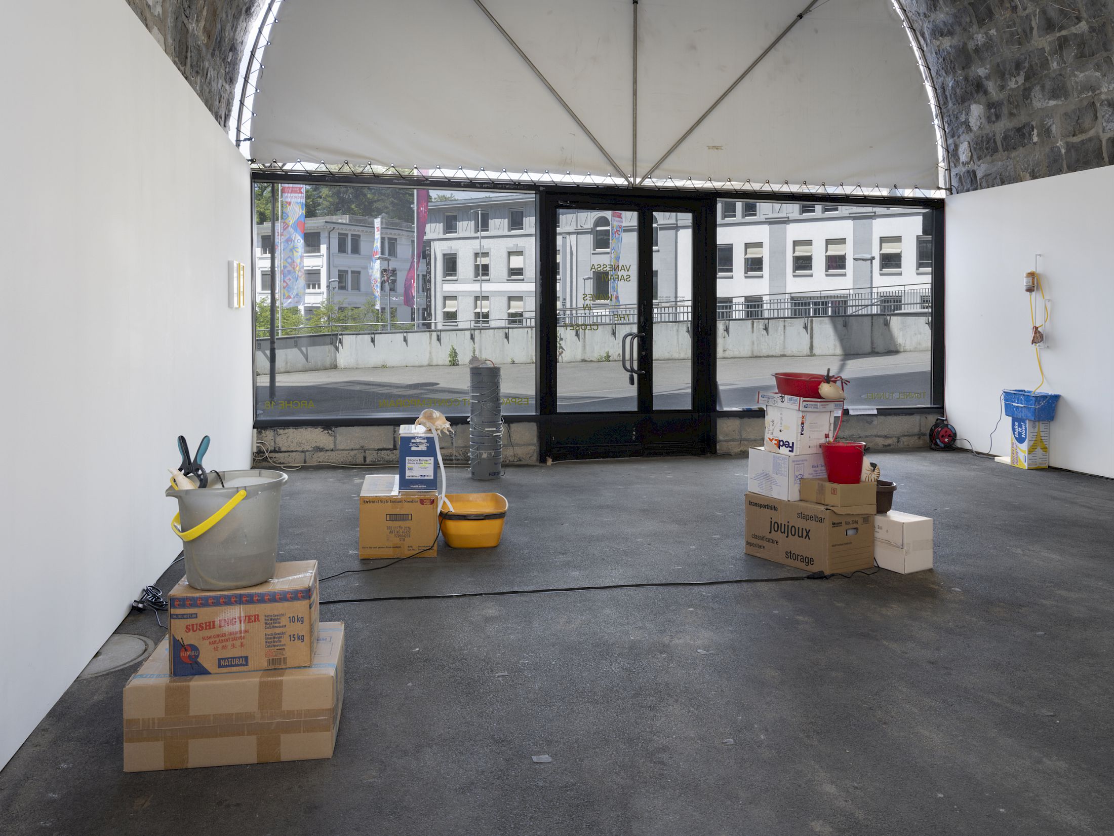 Exhibition View Solo Show Vanessa Safavi «Waves in the Closet» at Tunnel Tunnel, Lausanne, 2025 / Photo: Julien Gremaud / Courtesy: the artist and Tunnel Tunnel