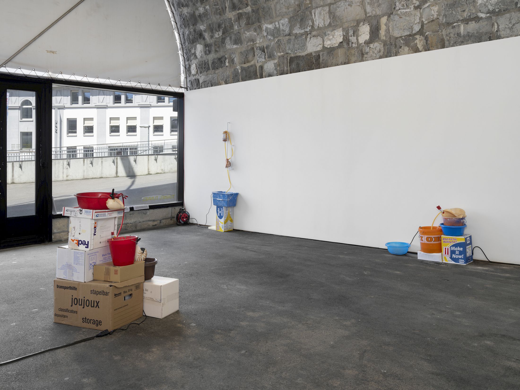Exhibition View Solo Show Vanessa Safavi «Waves in the Closet» at Tunnel Tunnel, Lausanne, 2025 / Photo: Julien Gremaud / Courtesy: the artist and Tunnel Tunnel