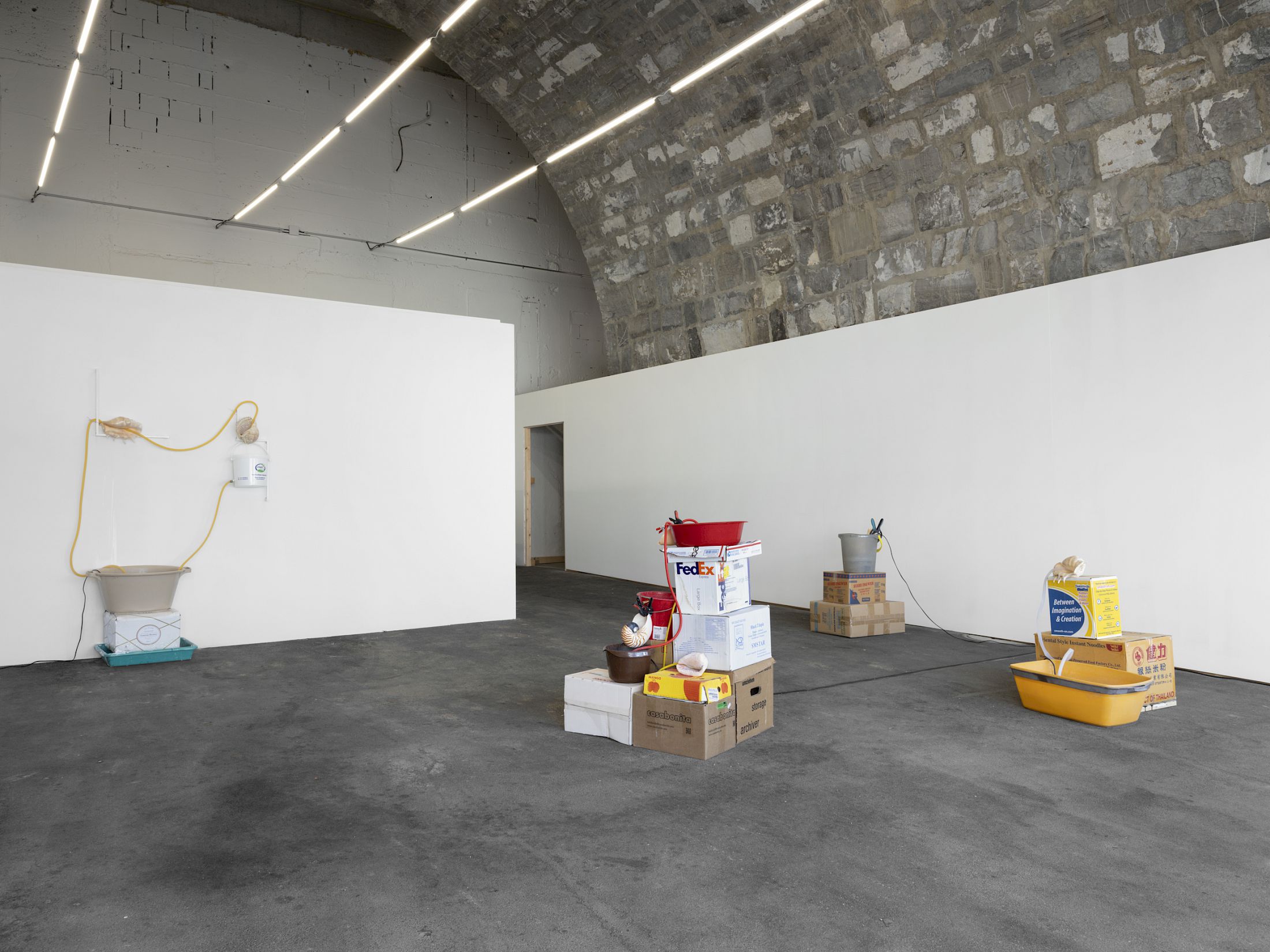 Exhibition View Solo Show Vanessa Safavi «Waves in the Closet» at Tunnel Tunnel, Lausanne, 2025 / Photo: Julien Gremaud / Courtesy: the artist and Tunnel Tunnel