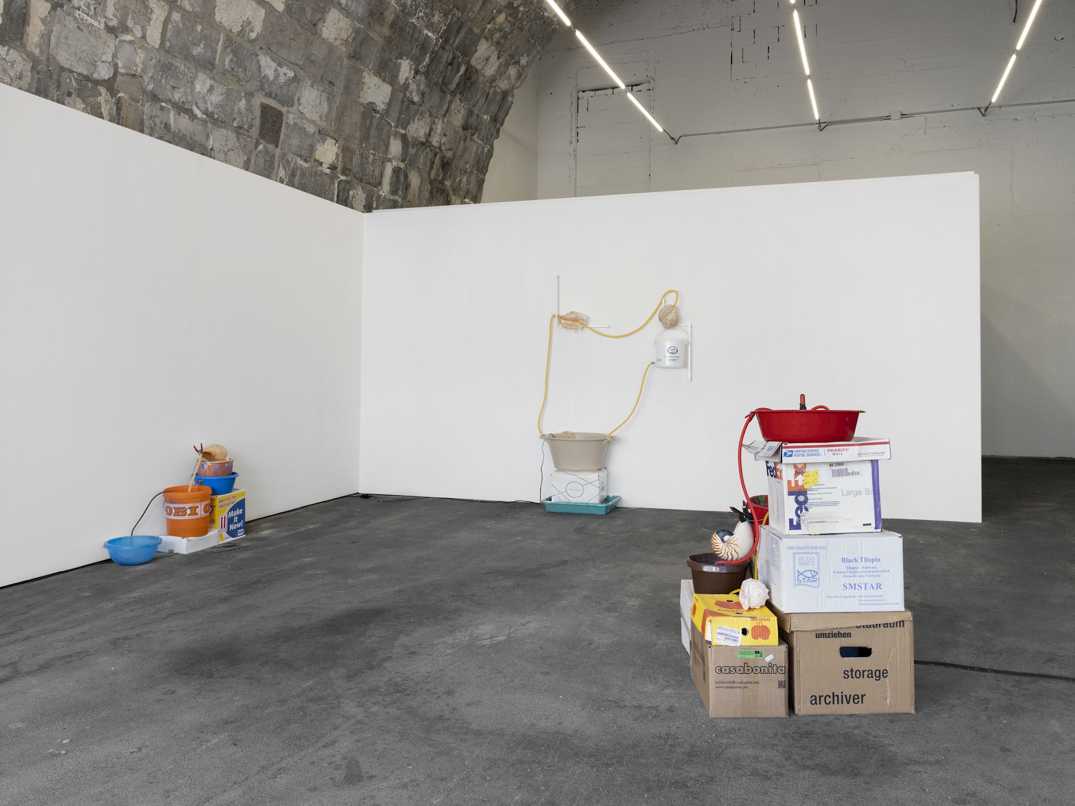 Exhibition View Solo Show Vanessa Safavi «Waves in the Closet» at Tunnel Tunnel, Lausanne, 2025 / Photo: Julien Gremaud / Courtesy: the artist and Tunnel Tunnel
