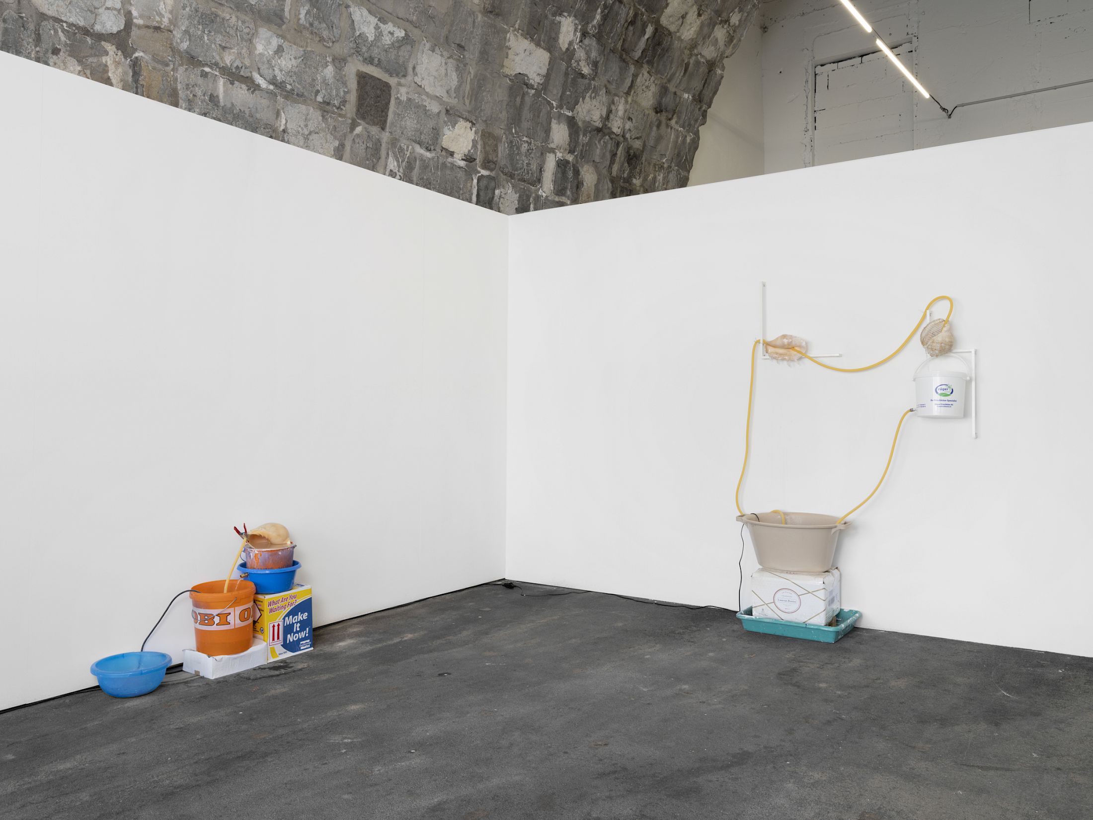 Exhibition View Solo Show Vanessa Safavi «Waves in the Closet» at Tunnel Tunnel, Lausanne, 2025 / Photo: Julien Gremaud / Courtesy: the artist and Tunnel Tunnel