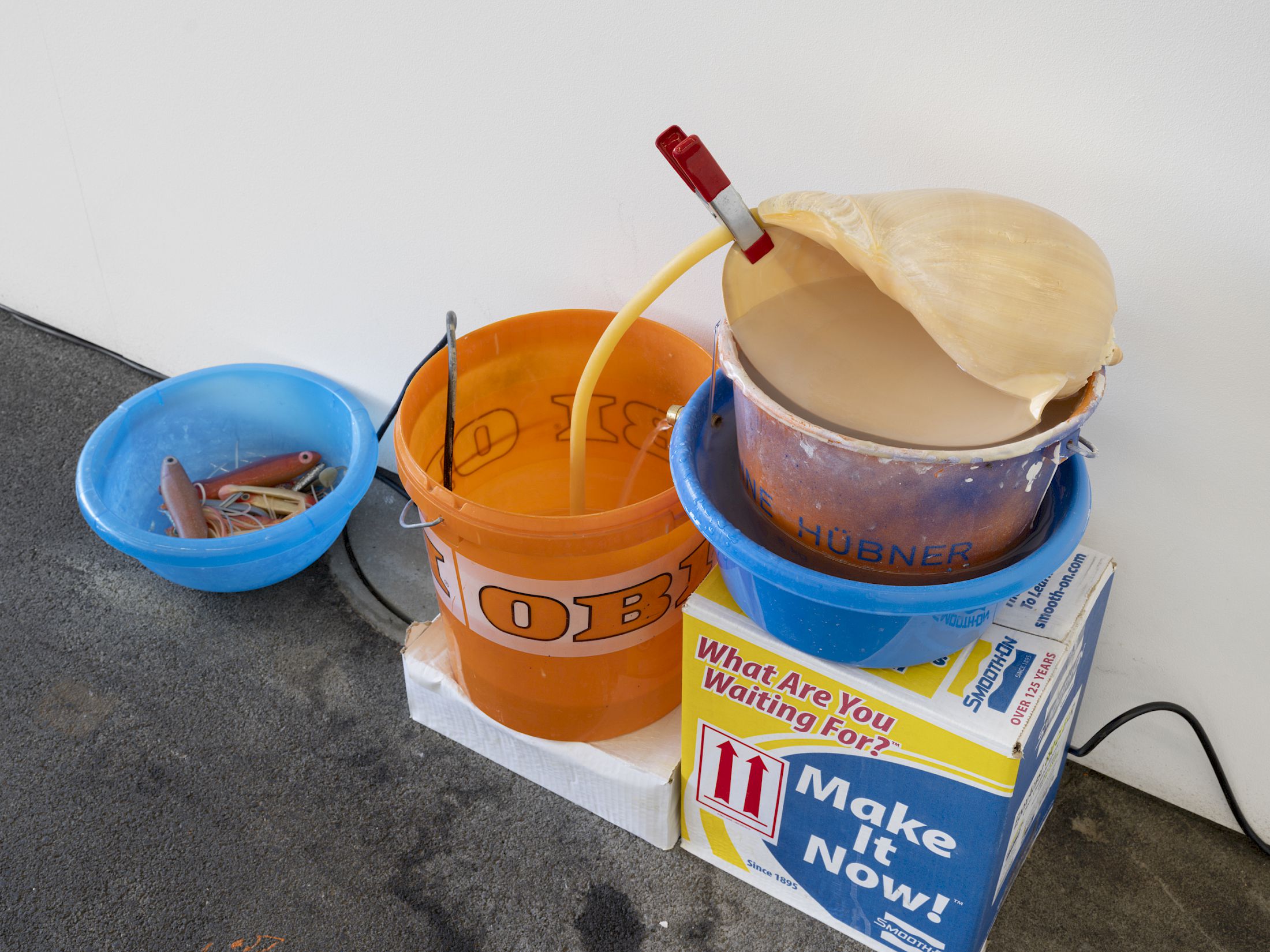 Exhibition View Solo Show Vanessa Safavi «Waves in the Closet» at Tunnel Tunnel, Lausanne, 2025 / Photo: Julien Gremaud / Courtesy: the artist and Tunnel Tunnel